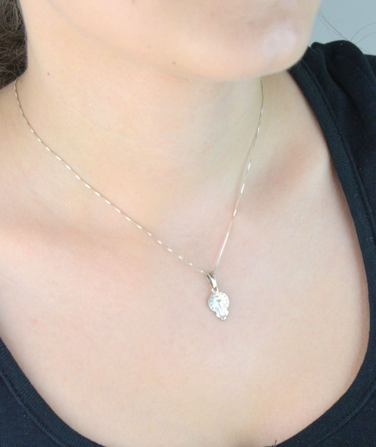 Medalik srebrny z wizerunkiem Jezusa, model 665322, próba 925. Waga 1,01 g, rozmiar 2,0 × 1,0 cm. Dyskretna i symboliczna biżuteria religijna na co dzień.1.jpg