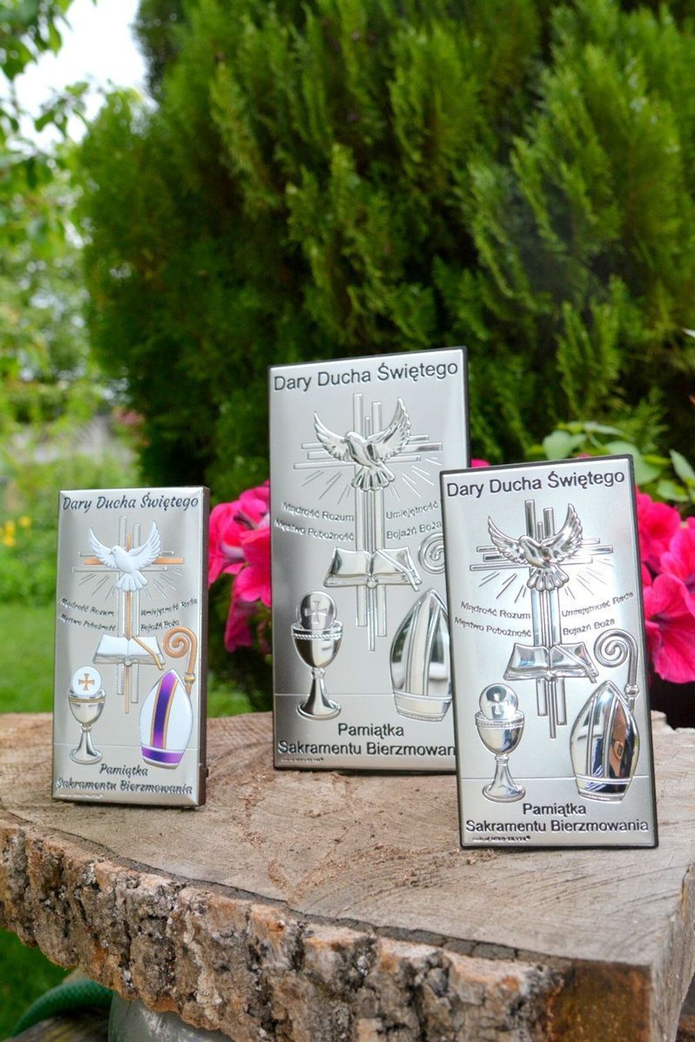 Srebrny obrazek symbolizujący Sakrament Bierzmowania w formie prostokąta z grawerem. Drobny upominek na pamiątkę jednego z  trzech ważnych sakramentów (1).jpg
