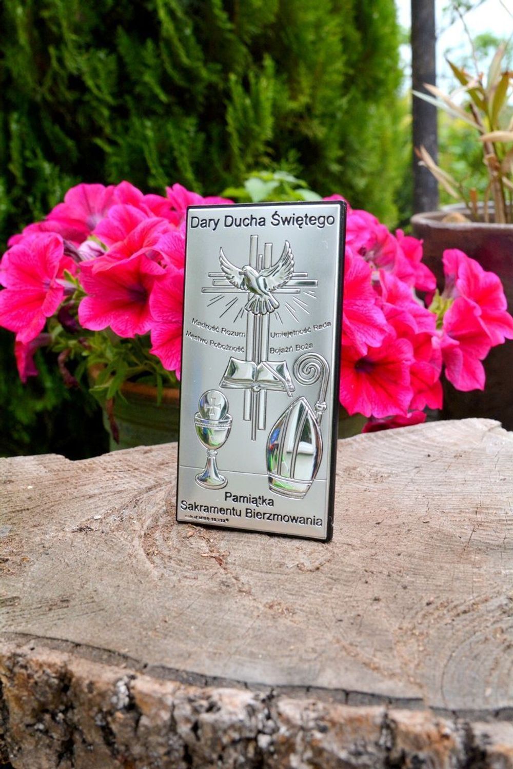 Srebrny obrazek symbolizujący Sakrament Bierzmowania w formie prostokąta z grawerem. Drobny upominek na pamiątkę jednego z  trzech ważnych sakramentów (1).jpg