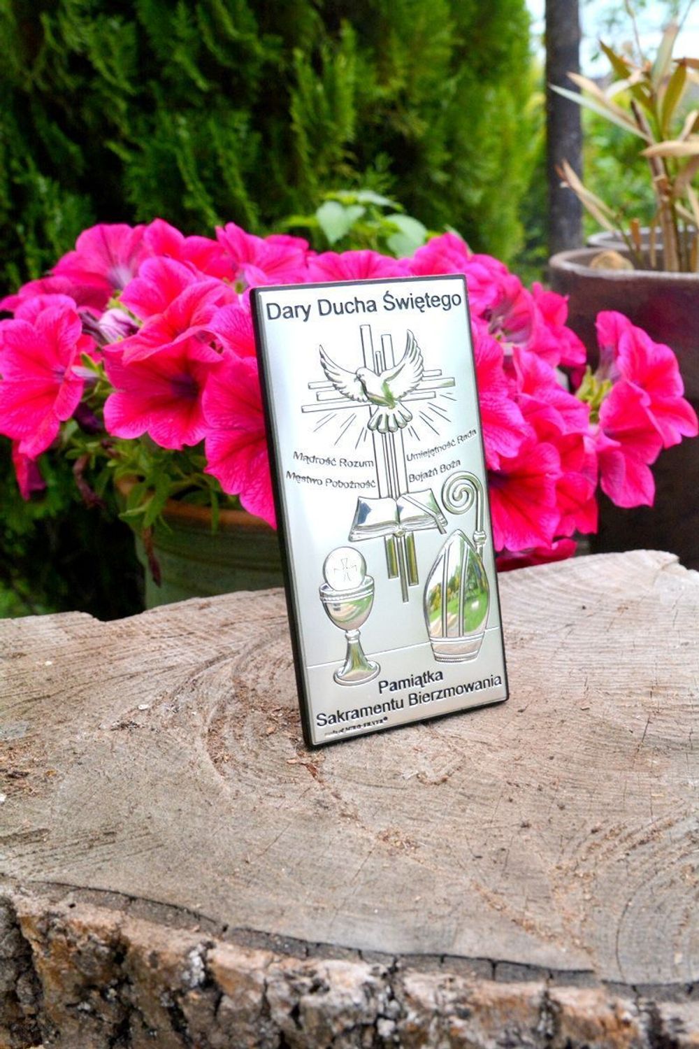 Srebrny obrazek symbolizujący Sakrament Bierzmowania w formie prostokąta z grawerem. Drobny upominek na pamiątkę jednego z  trzech ważnych sakramentów (1).jpg