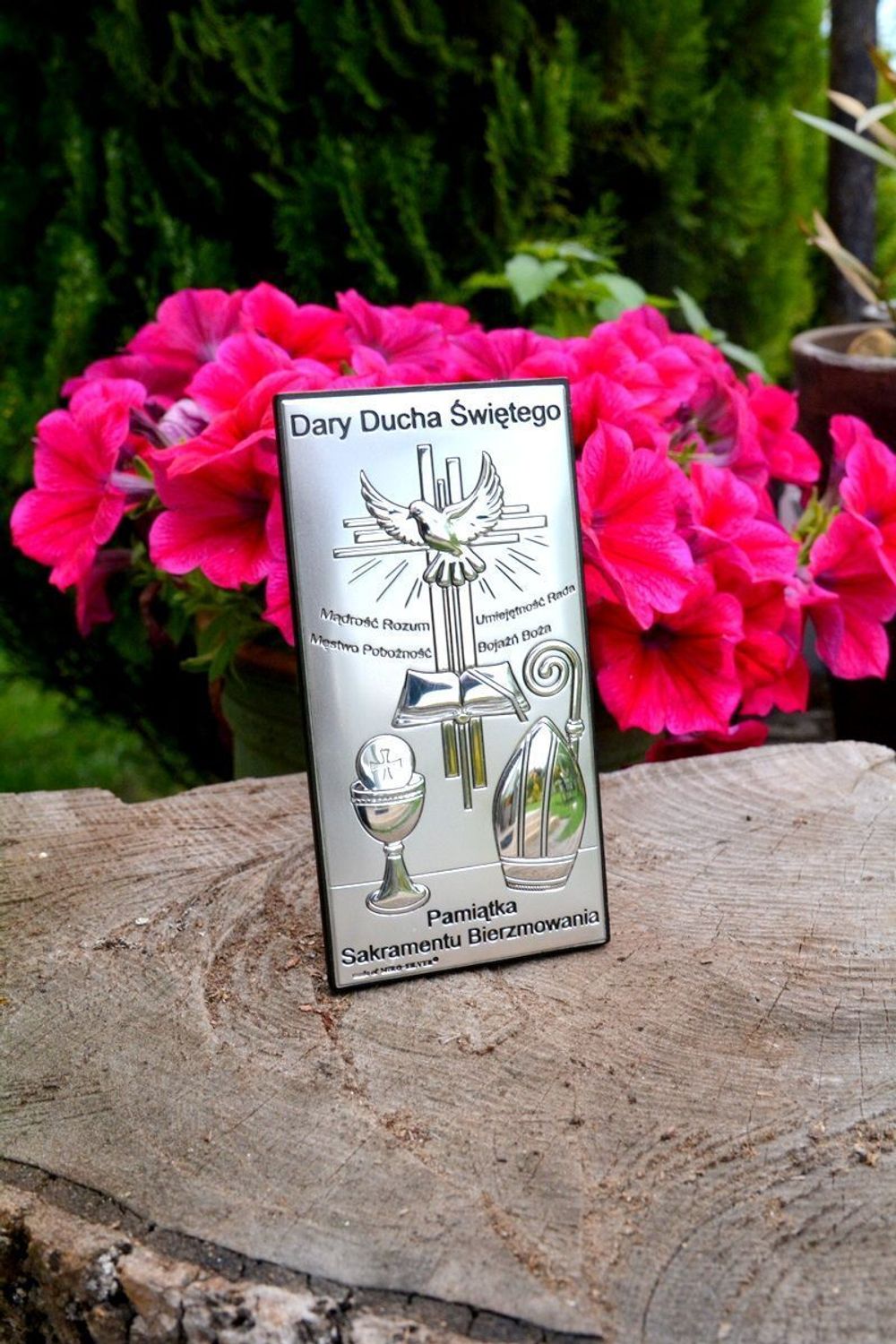 Srebrny obrazek symbolizujący Sakrament Bierzmowania w formie prostokąta z grawerem. Drobny upominek na pamiątkę jednego z  trzech ważnych sakramentów (1).jpg