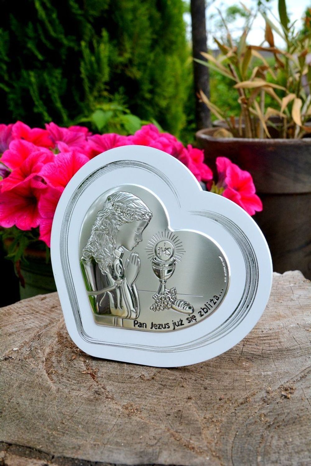 Obrazek srebrny serce z wizerunkiem dziewczynki pochylającej się nad kielichem to doskonała pamiątka Pierwszej Komunii Świętej, która odda piękno tego sakramentu..jpg