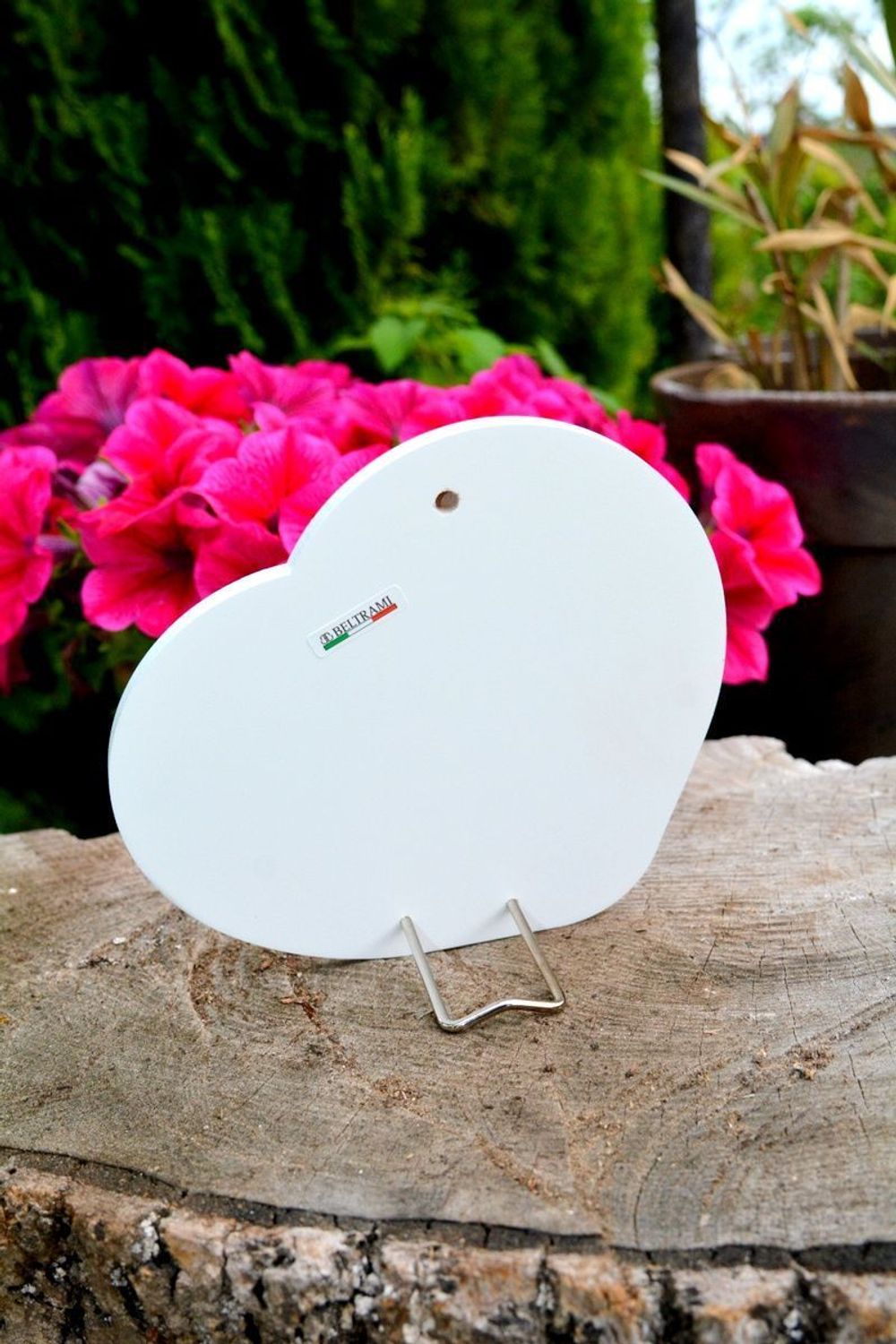 Obrazek srebrny serce z wizerunkiem dziewczynki pochylającej się nad kielichem to doskonała pamiątka Pierwszej Komunii Świętej, która odda piękno tego sakramentu..jpg