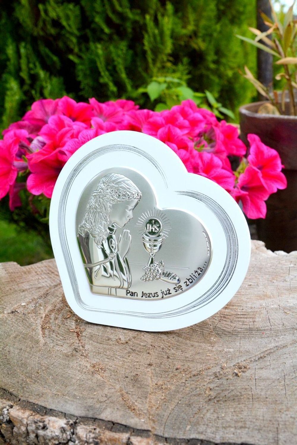 Obrazek srebrny serce z wizerunkiem dziewczynki pochylającej się nad kielichem to doskonała pamiątka Pierwszej Komunii Świętej, która odda piękno tego sakramentu..jpg