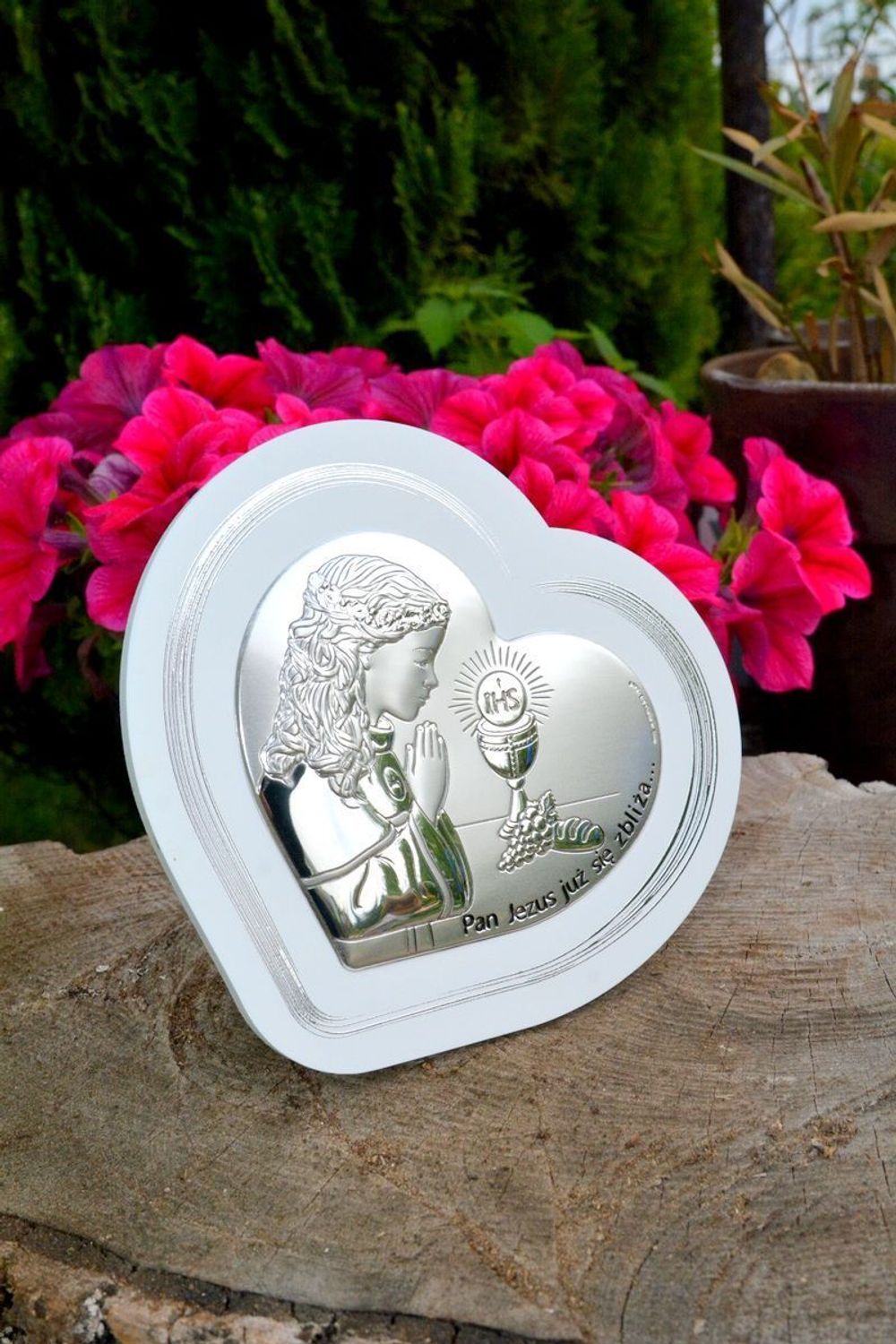 Obrazek srebrny serce z wizerunkiem dziewczynki pochylającej się nad kielichem to doskonała pamiątka Pierwszej Komunii Świętej, która odda piękno tego sakramentu..jpg