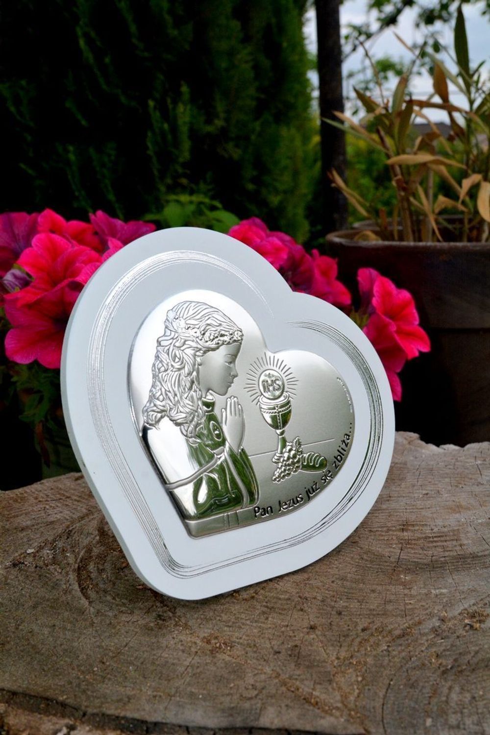 Obrazek srebrny serce z wizerunkiem dziewczynki pochylającej się nad kielichem to doskonała pamiątka Pierwszej Komunii Świętej, która odda piękno tego sakramentu..jpg