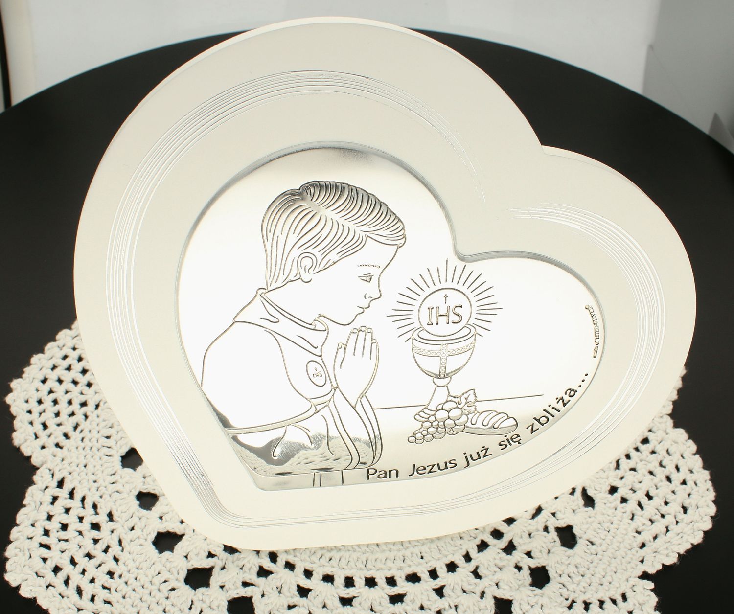 Obrazek srebrny z wizerunkiem chłopca pochylającej się nad kielichem to doskonała pamiątka Pierwszej Komunii Świętej, która odda piękno tego sakramentu i przywoła w pamięci uroczyste i piękne chwile1.jpg