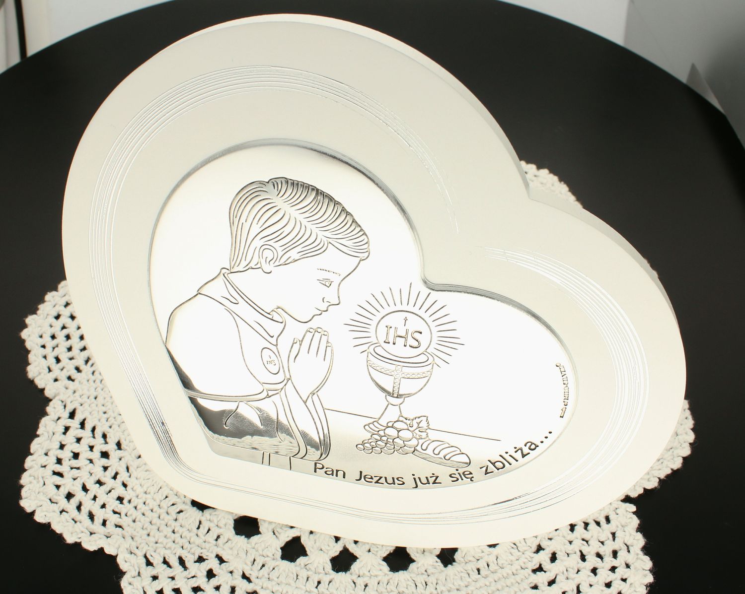 Obrazek srebrny z wizerunkiem chłopca pochylającej się nad kielichem to doskonała pamiątka Pierwszej Komunii Świętej, która odda piękno tego sakramentu i przywoła w pamięci uroczyste i piękne chwile1.jpg