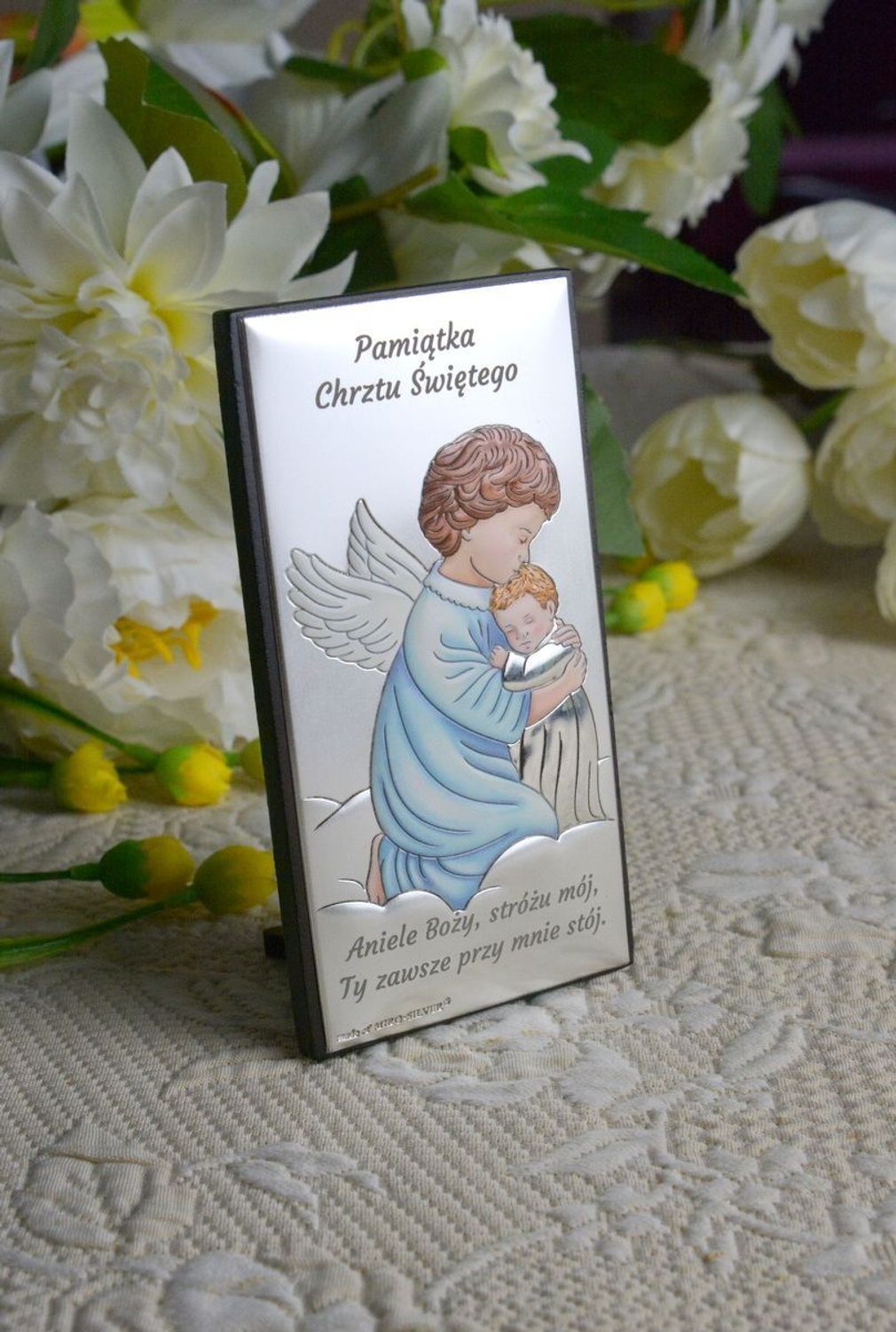 Obrazek srebrny przedstawiający Aniołki w delikatnym niebieskim kolorze to idealny upominek z okazji Chrztu Świętego, który powinien zagościć w każdym dziecięcym pokoju wnosząc radość..webp