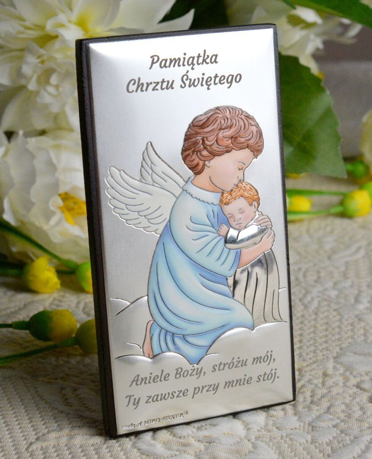 Obrazek srebrny przedstawiający Aniołki w delikatnym niebieskim kolorze to idealny upominek z okazji Chrztu Świętego, który powinien zagościć w każdym dziecięcym pokoju wnosząc radość..webp