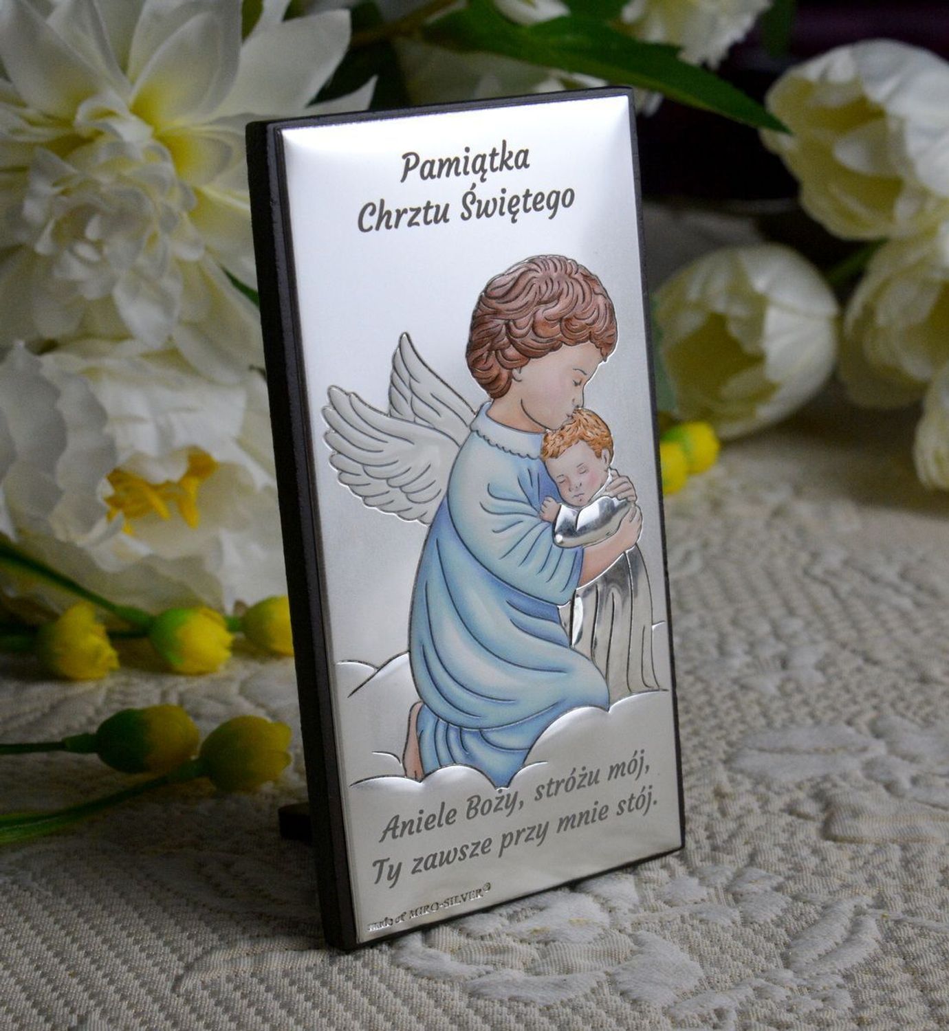 Obrazek srebrny przedstawiający Aniołki w delikatnym niebieskim kolorze to idealny upominek z okazji Chrztu Świętego, który powinien zagościć w każdym dziecięcym pokoju wnosząc radość..webp