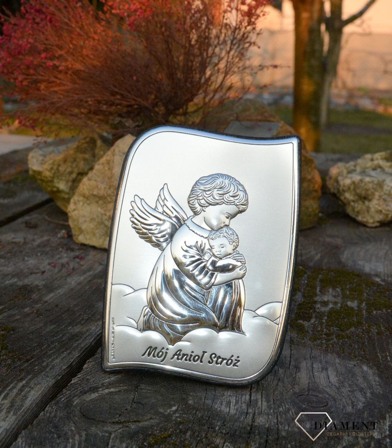Obrazek srebrny z Aniołem Stróżem to piękna ozdoba dziecięcego pokoju. Pamiątka jest symbolicznym przedstawieniem opieki roztoczonej nad malcem przez Bożą Opatrzność..jpg