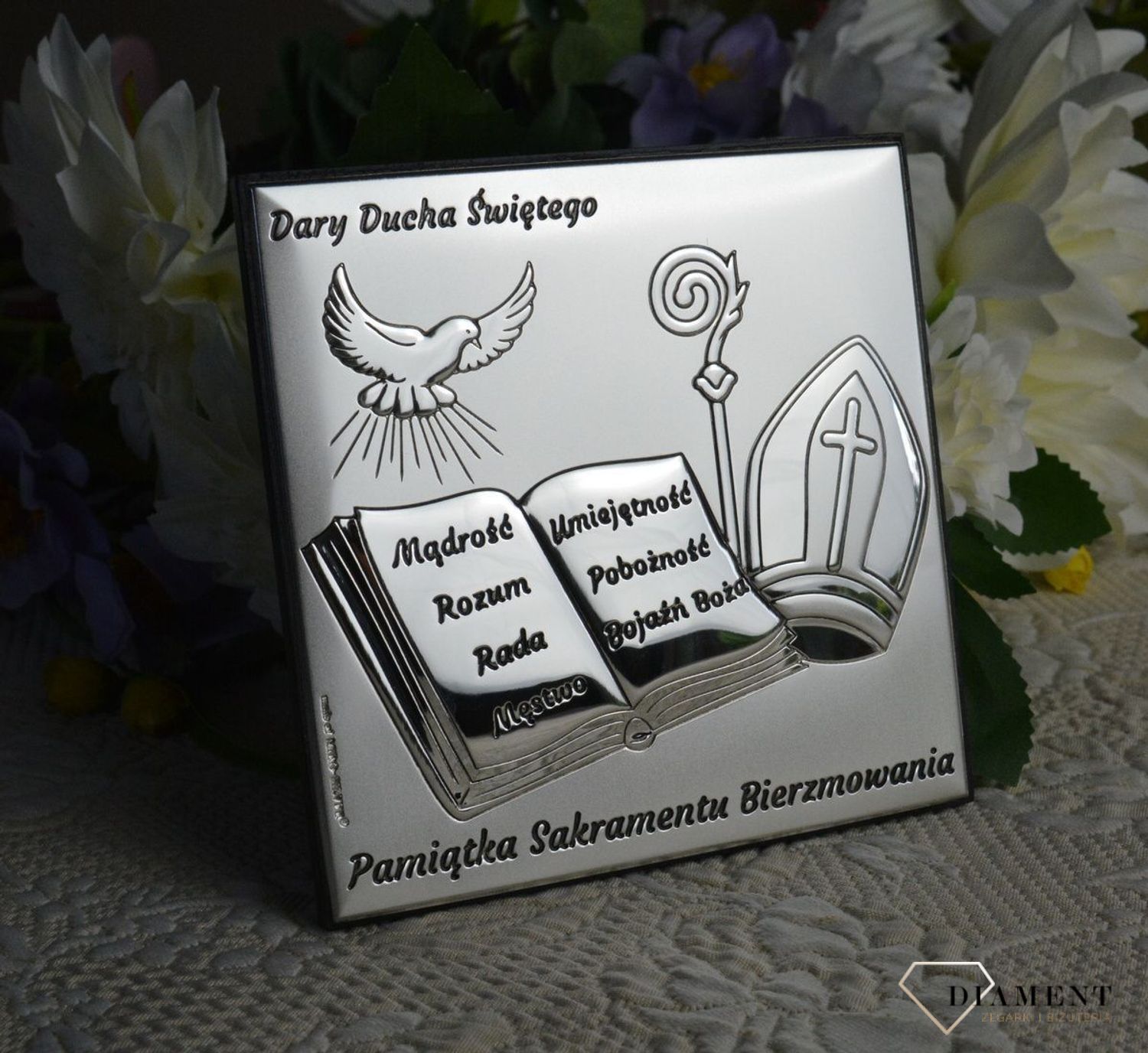 srebrny symbolizujący Sakrament Bierzmowania w formie prostokąta z grawerem. Bierzmowanie to jeden z trzech sakramentów wtajemniczenia chrześcijańskiego w Kościele katolickim.jpg