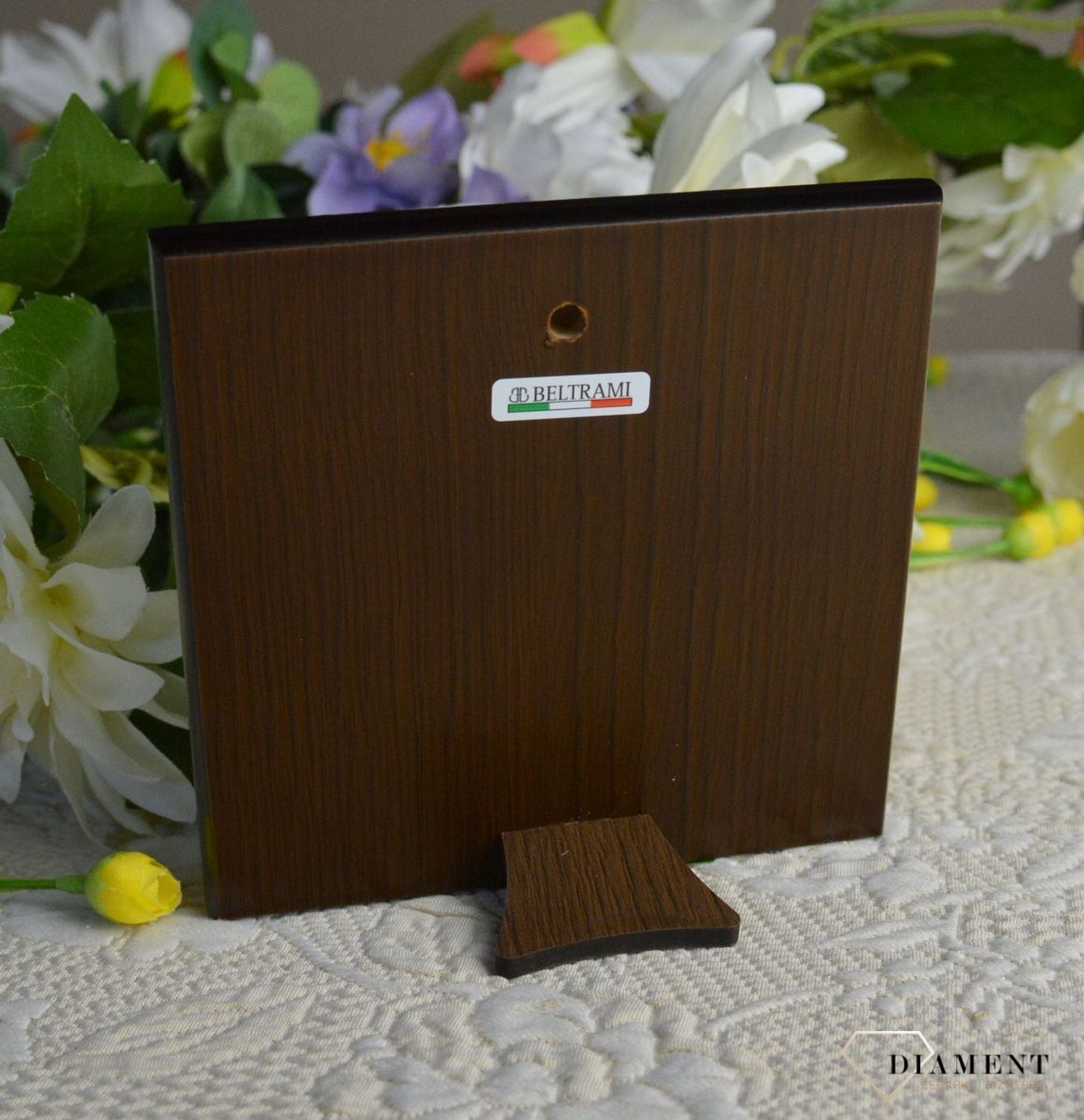 srebrny symbolizujący Sakrament Bierzmowania w formie prostokąta z grawerem. Bierzmowanie to jeden z trzech sakramentów wtajemniczenia chrześcijańskiego w Kościele katolickim.jpg