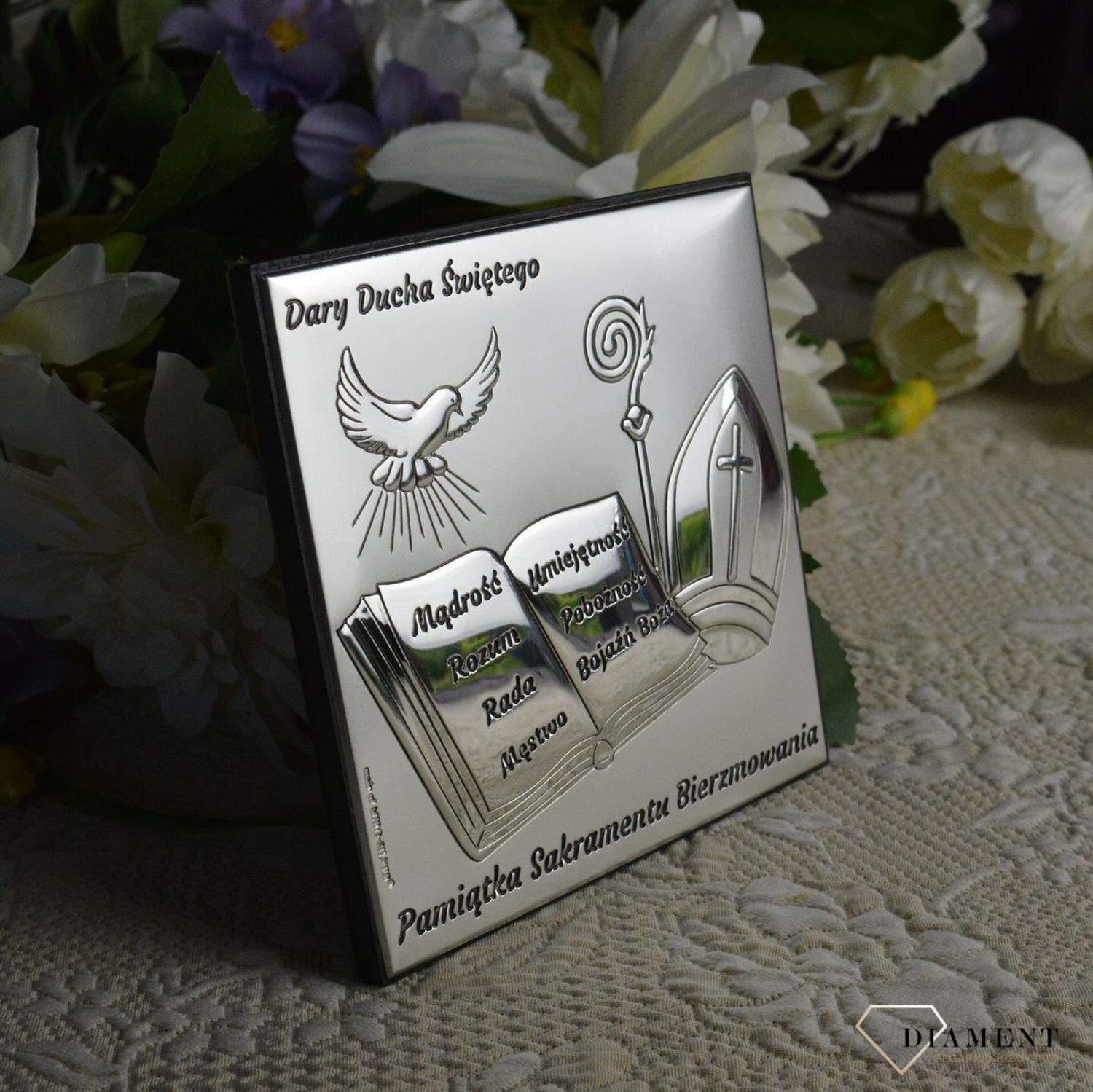 srebrny symbolizujący Sakrament Bierzmowania w formie prostokąta z grawerem. Bierzmowanie to jeden z trzech sakramentów wtajemniczenia chrześcijańskiego w Kościele katolickim.jpg