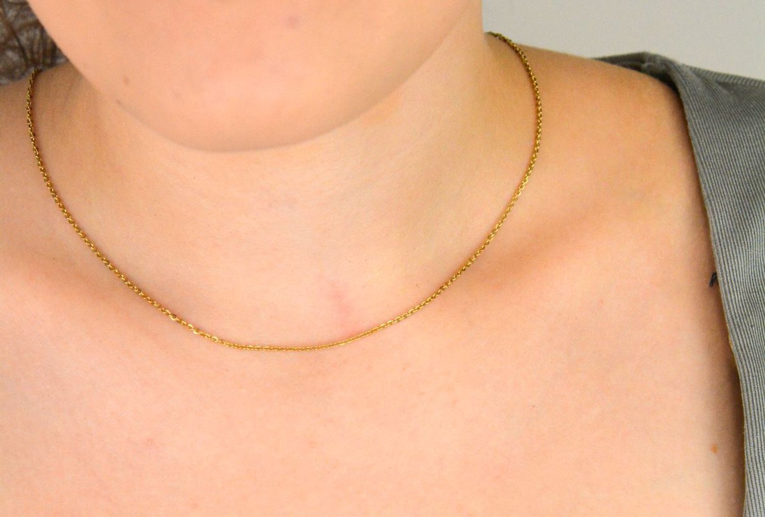 Łańcuszek damski srebrny pozłacany 676731 ze splotem ankier. Próba 925, długość 42 cm, waga 2,00 g. Klasyczna i elegancka biżuteria z zapięciem na karabińczyk.1.jpg