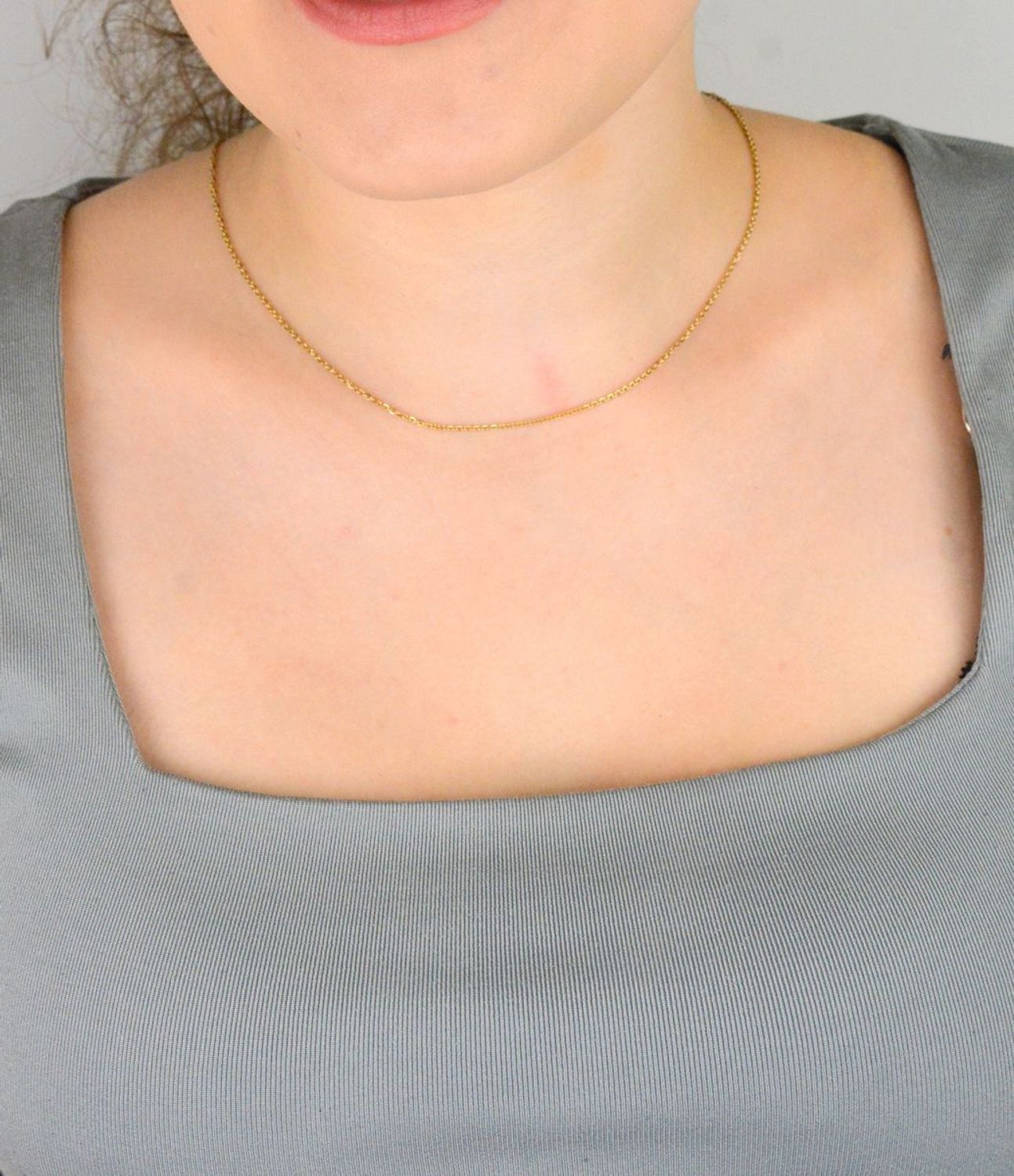 Łańcuszek damski srebrny pozłacany 676731 ze splotem ankier. Próba 925, długość 42 cm, waga 2,00 g. Klasyczna i elegancka biżuteria z zapięciem na karabińczyk.1.jpg