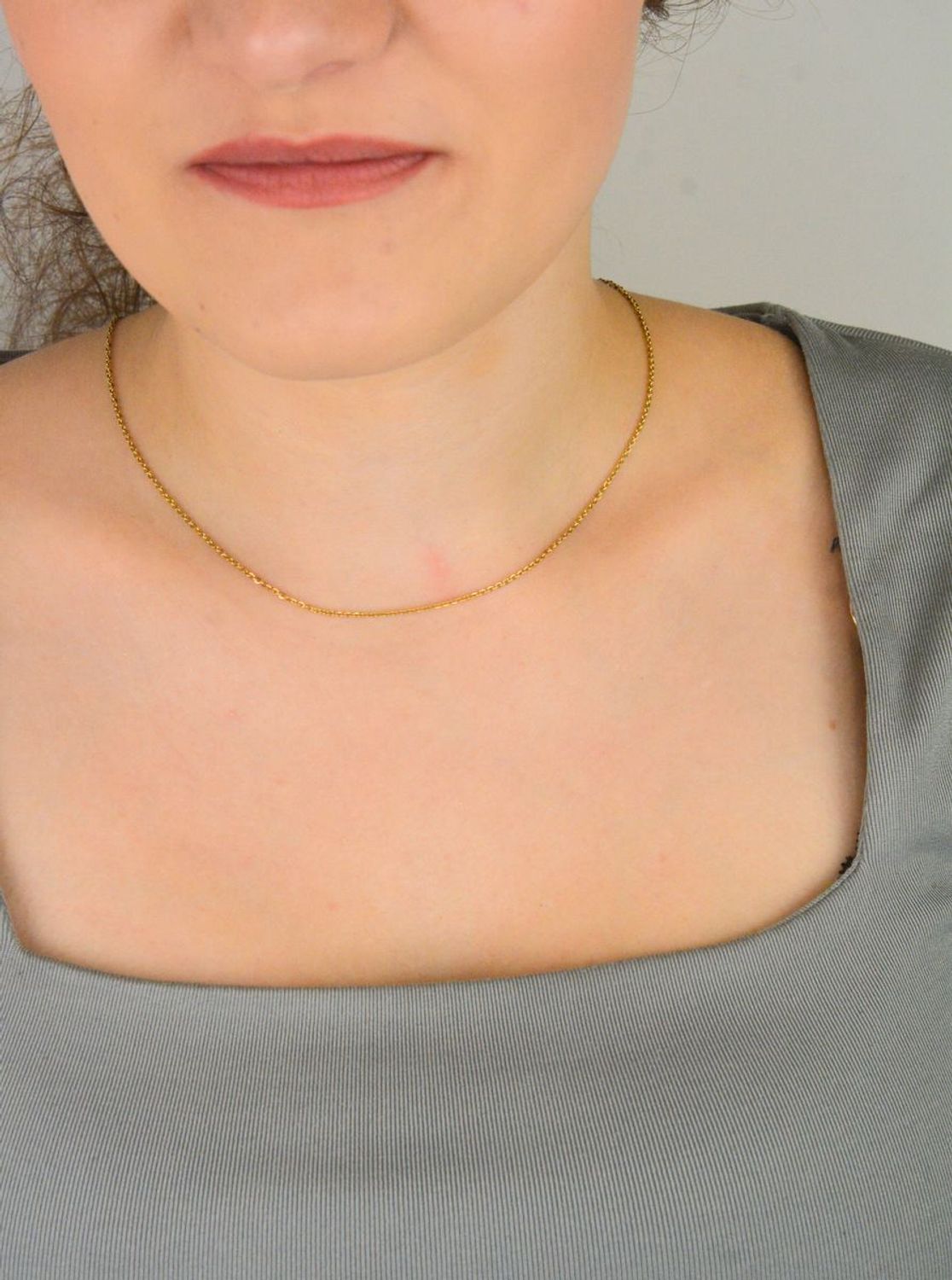 Łańcuszek damski srebrny pozłacany 676731 ze splotem ankier. Próba 925, długość 42 cm, waga 2,00 g. Klasyczna i elegancka biżuteria z zapięciem na karabińczyk.1.jpg