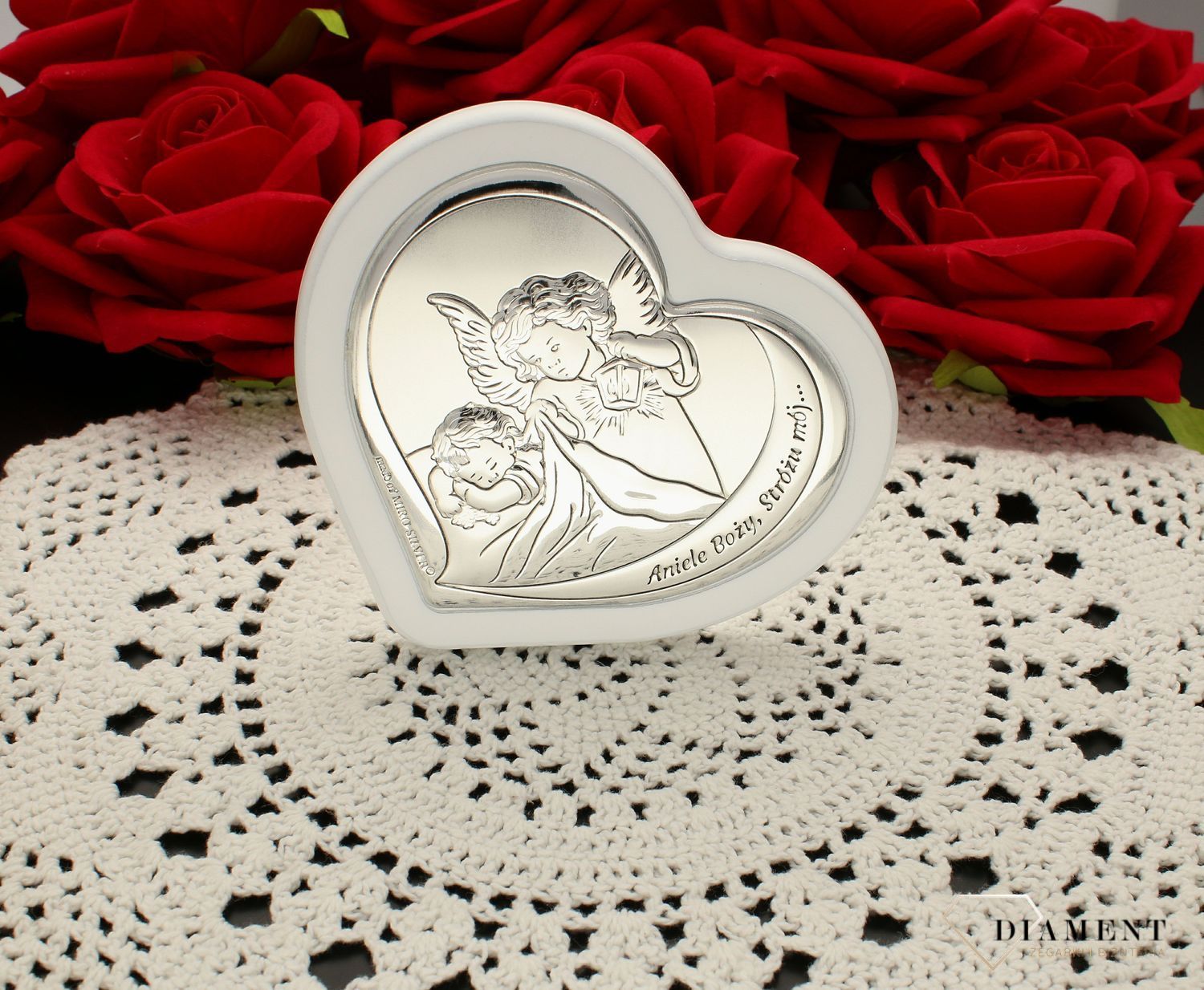 Obrazek w kształcie serca, Aniołek z latarenką, Pamiątka Chrztu Św. 6777.1W. Pamiątka jest symbolicznym przedstawieniem opieki roztoczonej nad malcem przez Bożą Opatrzność. Wyjątkowa pamiątka z okazji Chrztu Świętego..jpg