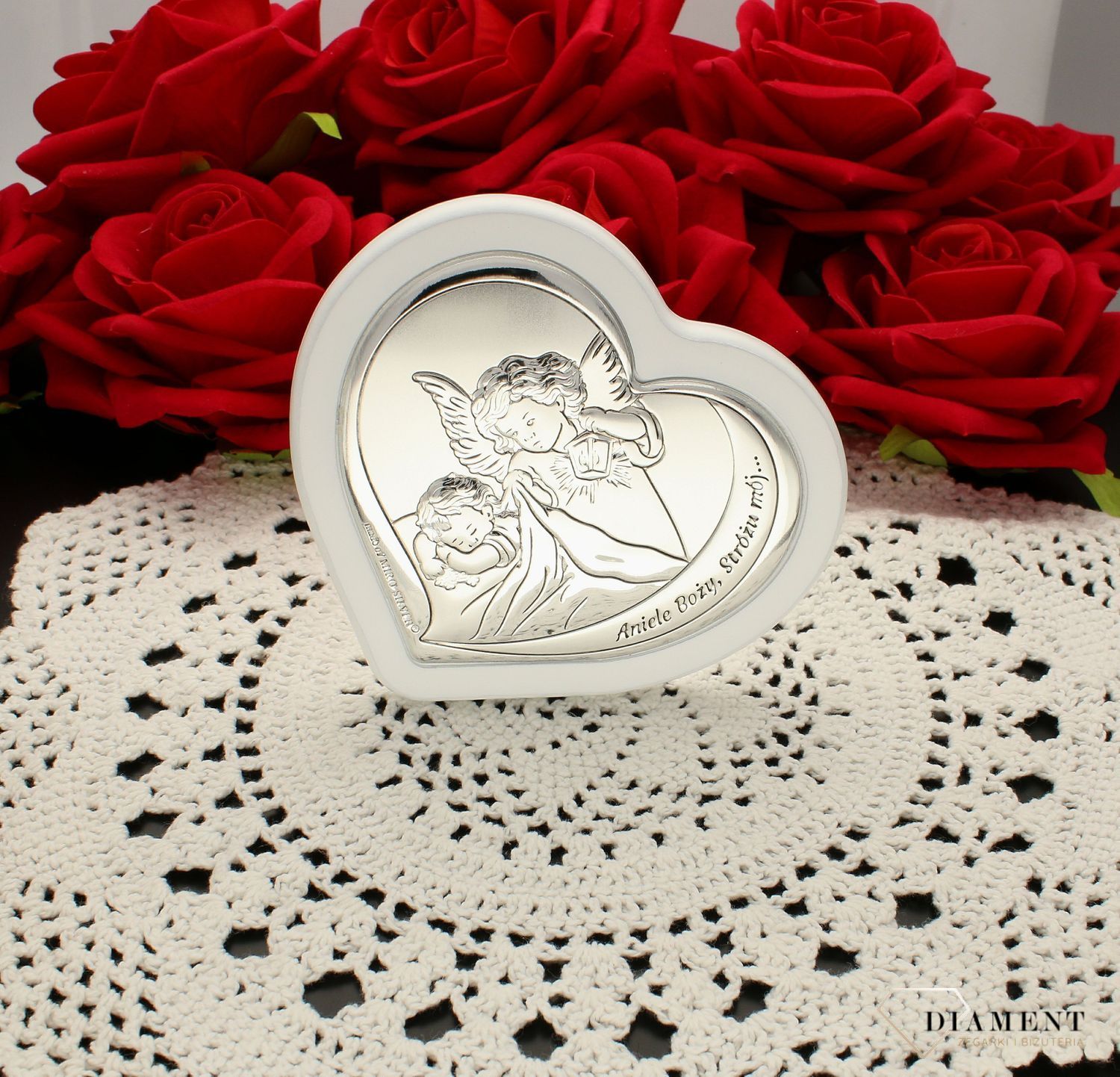 Obrazek w kształcie serca, Aniołek z latarenką, Pamiątka Chrztu Św. 6777.1W. Pamiątka jest symbolicznym przedstawieniem opieki roztoczonej nad malcem przez Bożą Opatrzność. Wyjątkowa pamiątka z okazji Chrztu Świętego..jpg