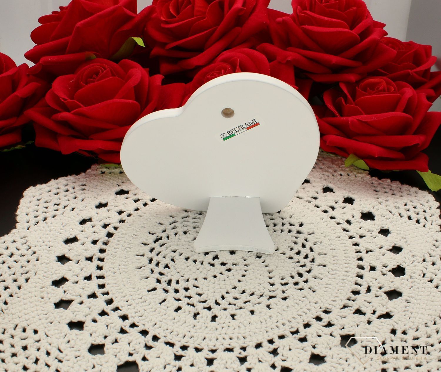 Obrazek w kształcie serca, Aniołek z latarenką, Pamiątka Chrztu Św. 6777.1W. Pamiątka jest symbolicznym przedstawieniem opieki roztoczonej nad malcem przez Bożą Opatrzność. Wyjątkowa pamiątka z okazji Chrztu Świętego..jpg