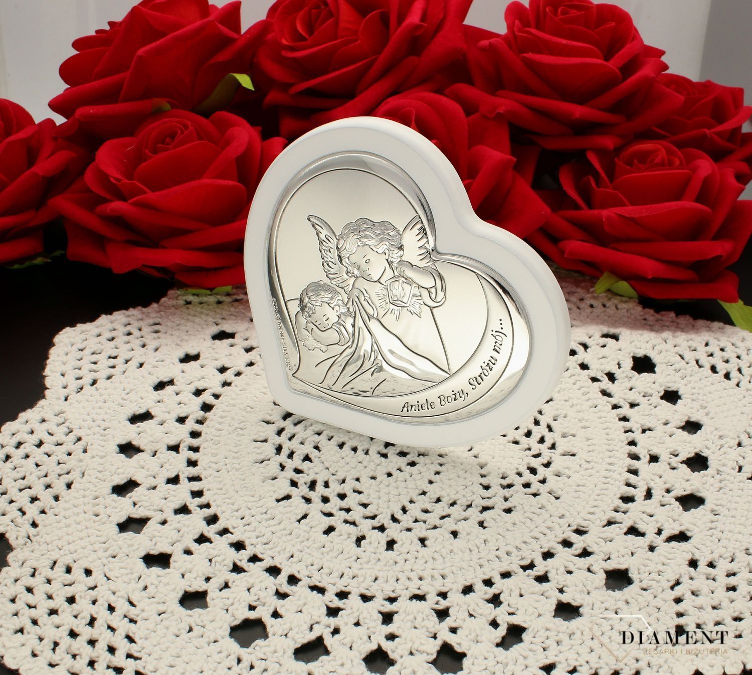 Obrazek w kształcie serca, Aniołek z latarenką, Pamiątka Chrztu Św. 6777.1W. Pamiątka jest symbolicznym przedstawieniem opieki roztoczonej nad malcem przez Bożą Opatrzność. Wyjątkowa pamiątka z okazji Chrztu Świętego..jpg