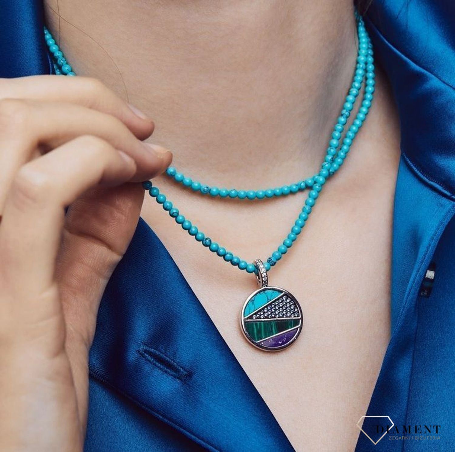 Srebrny naszyjnik TI SENTO malachit, turkus, niebieska cyrkonia 6804TQ. Zawieszka w kształcie koła ozdobiona malachitem, turkusem, niebieską cyrkonią oraz granatową masą jubilerską (2).jpg