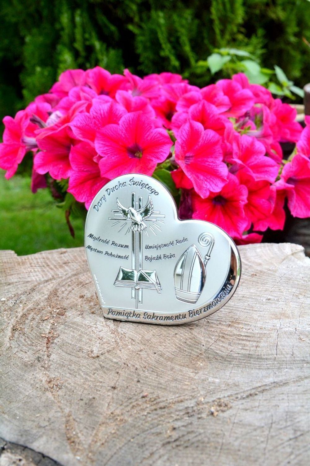 Srebrny obrazek symbolizujący Pamiątka Bierzmowania serce 68122. Piękny obrazek srebrny symbolizujący Sakrament Bierzmowania w formie serca z grawerem.  (1).JPG