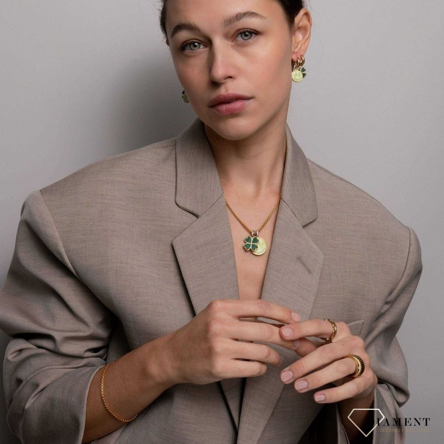 Srebrny naszyjnik Ti Sento Milano Koniczynka pokryte złotem 6821y i subtelny naszyjnik ze srebra zdobiony zawieszką w kształcie koniczynki. Naszyjnik został wykonany z najwyższej jakości sre (2).jpg