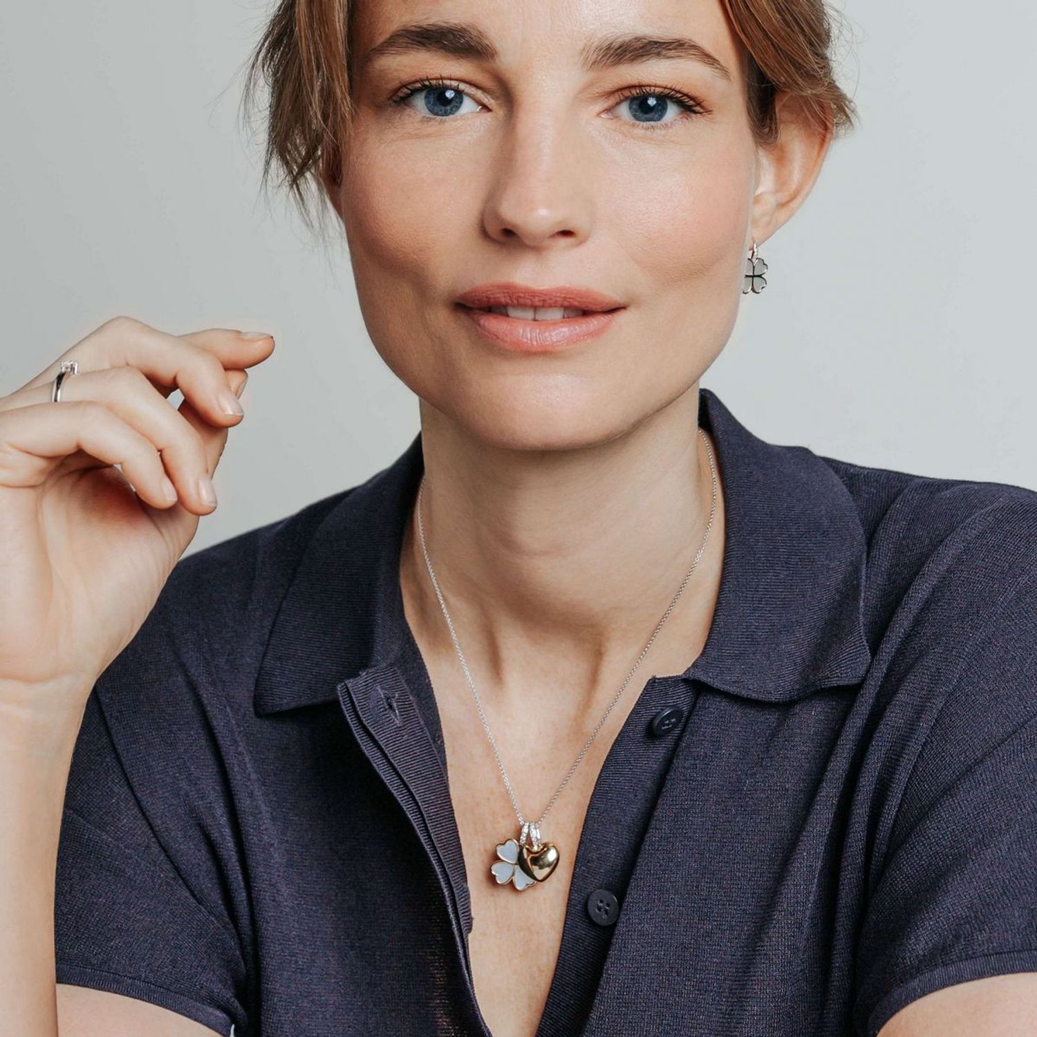 Naszyjnik srebrny koniczynka TI SENTO 6821MW  Naszyjnik 6821MW to elegancka biżuteria, która doskonale łączy subtelność z nowoczesnym stylem. 1.jpg