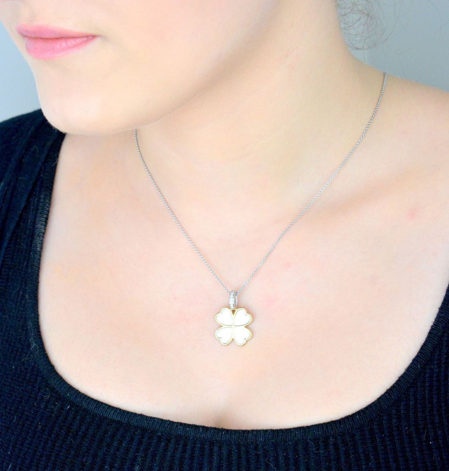 Naszyjnik srebrny koniczynka TI SENTO 6821MW  Naszyjnik 6821MW to elegancka biżuteria, która doskonale łączy subtelność z nowoczesnym stylem. 1.jpg