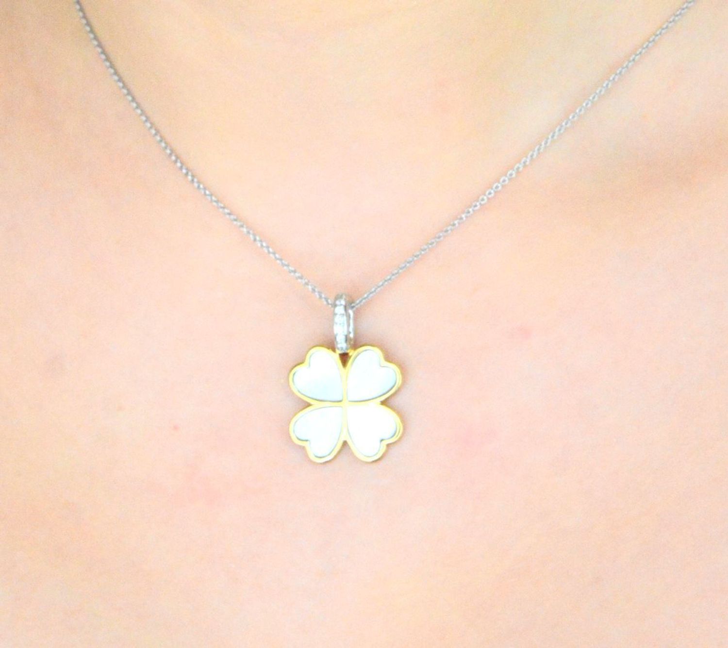 Naszyjnik srebrny koniczynka TI SENTO 6821MW  Naszyjnik 6821MW to elegancka biżuteria, która doskonale łączy subtelność z nowoczesnym stylem. 1.jpg