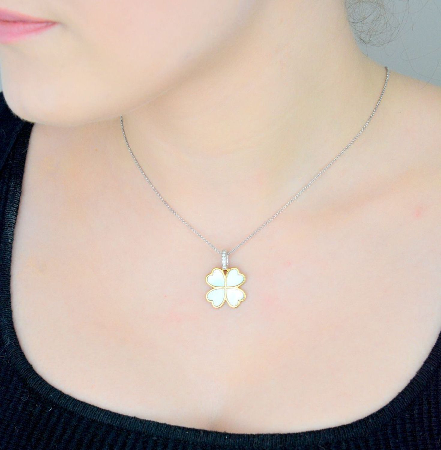 Naszyjnik srebrny koniczynka TI SENTO 6821MW  Naszyjnik 6821MW to elegancka biżuteria, która doskonale łączy subtelność z nowoczesnym stylem. 1.jpg