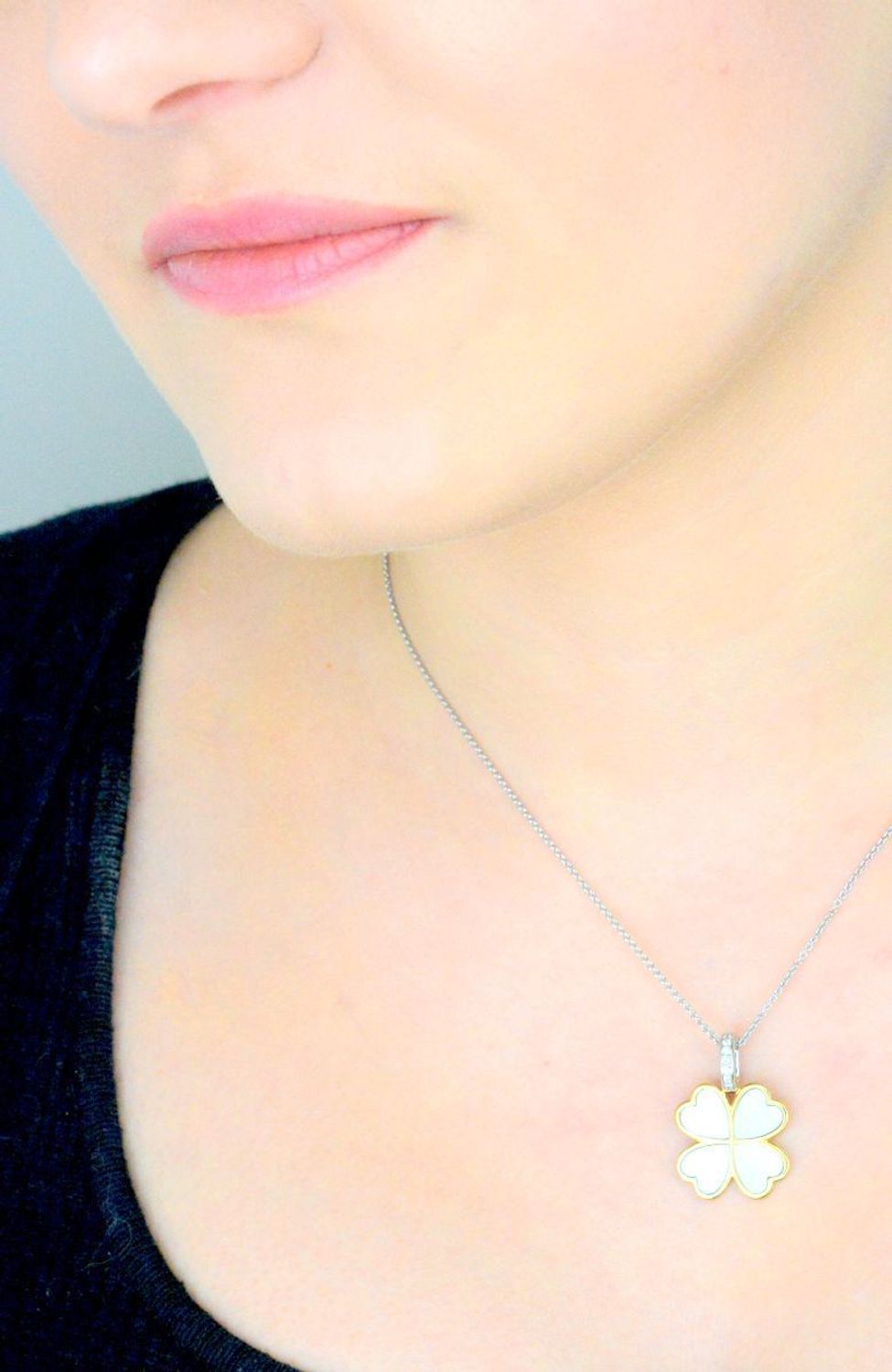 Naszyjnik srebrny koniczynka TI SENTO 6821MW  Naszyjnik 6821MW to elegancka biżuteria, która doskonale łączy subtelność z nowoczesnym stylem. 1.jpg