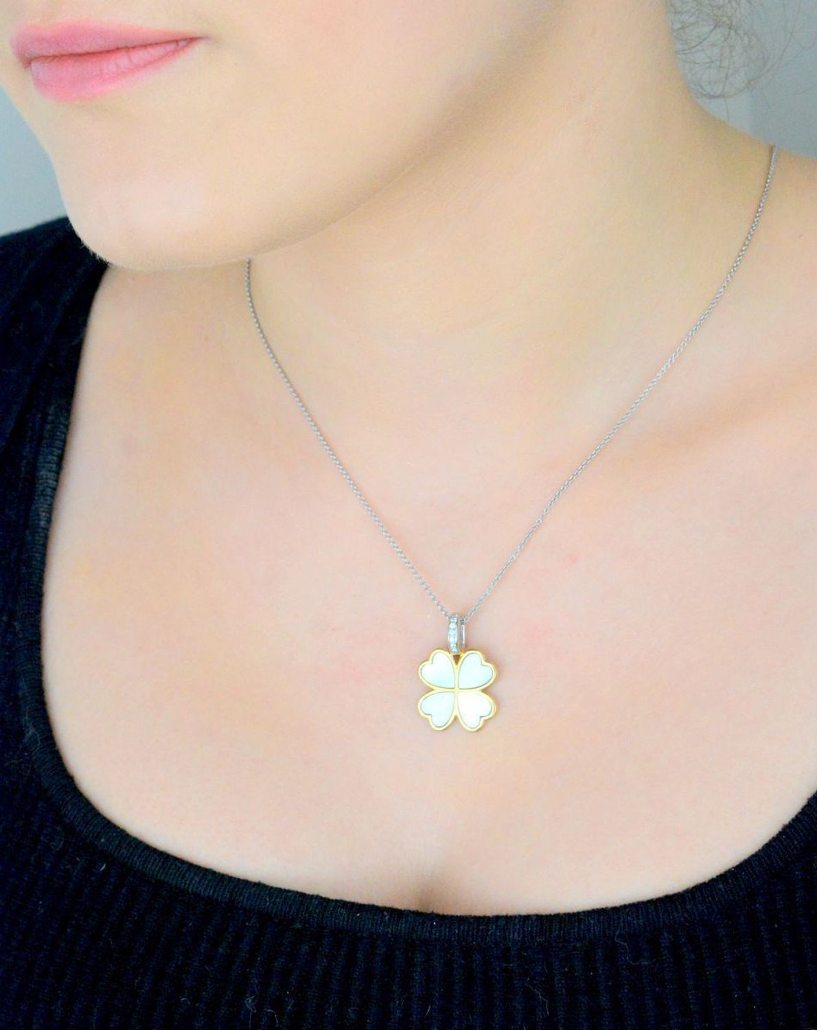 Naszyjnik srebrny koniczynka TI SENTO 6821MW  Naszyjnik 6821MW to elegancka biżuteria, która doskonale łączy subtelność z nowoczesnym stylem. 1.jpg