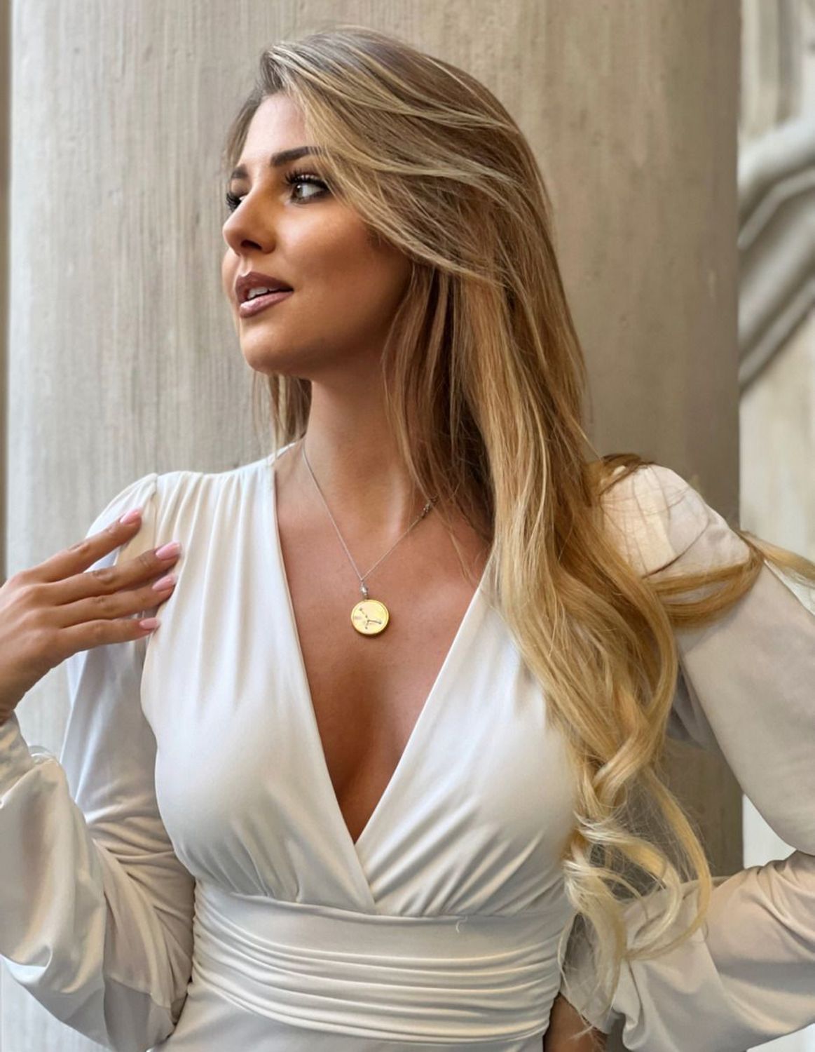 Naszyjnik srebrny pokryty złotem TI SENTO Konstelacja znaku zodiaku Wodnik 6826AQ  Srebrny wisiorek z zodiakiem TI SENTO 6826AQ przedstawia unikalny znak zodiaku Wodnika. Wykonany z najwyższej jakości srebra próby 925 pokry.webp