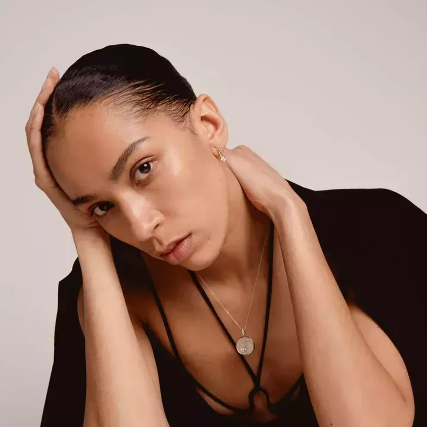 Naszyjnik srebrny pokryty złotem TI SENTO Konstelacja znaku zodiaku Waga 6826LI  Srebrny wisiorek z zodiakiem TI SENTO 6826LI przedstawia unikalny znak zodiaku Waga. Wykonany z najwyższej jakości srebra próby 925 pokrytego.webp