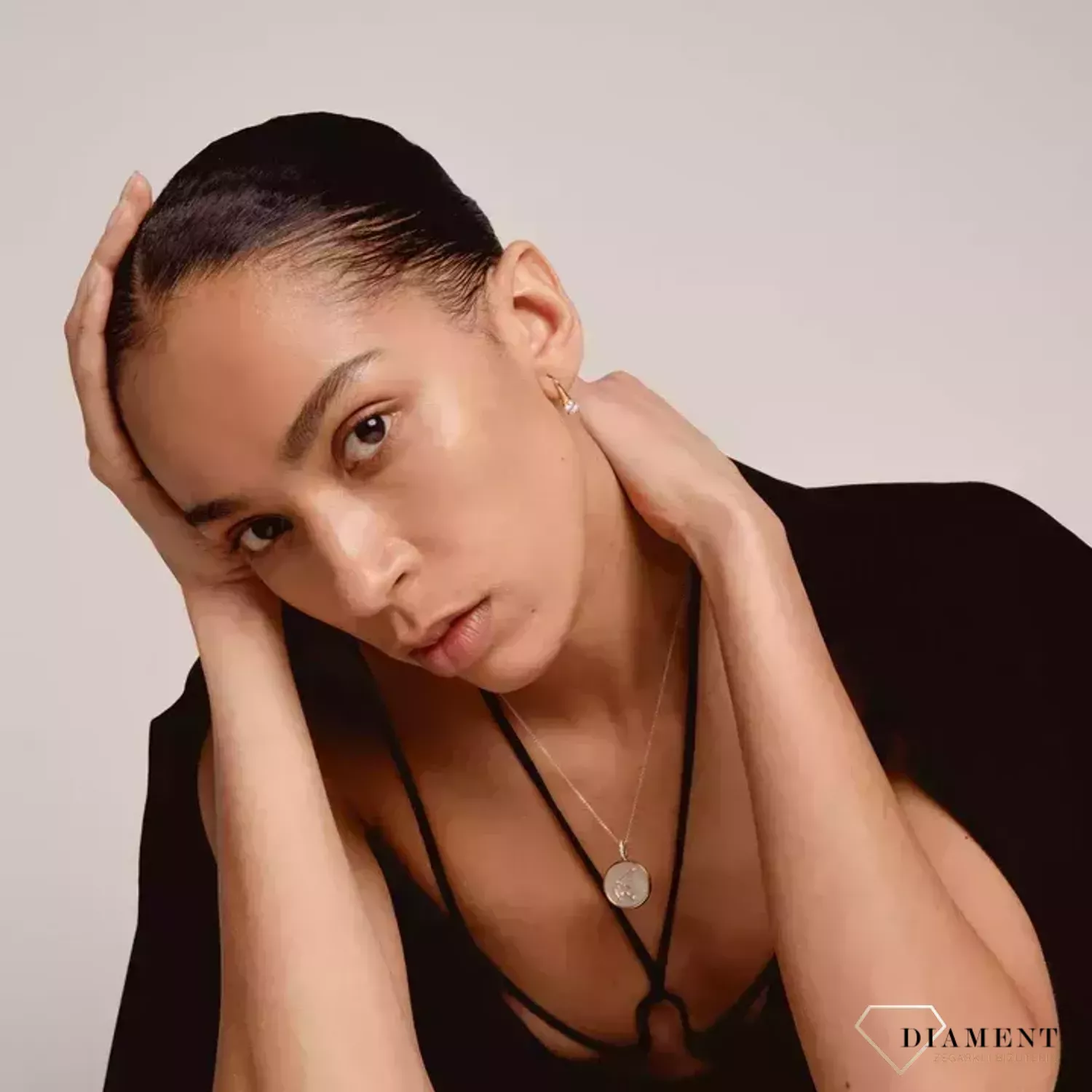 Naszyjnik srebrny pokryty złotem TI SENTO Konstelacja znaku zodiaku Strzelec 6826SA Srebrny wisiorek z zodiakiem TI SENTO 6826SA przedstawia unikalny znak zodiaku Strzelca. Wykonany z najwyższej jakości srebra próby 925 pok.webp