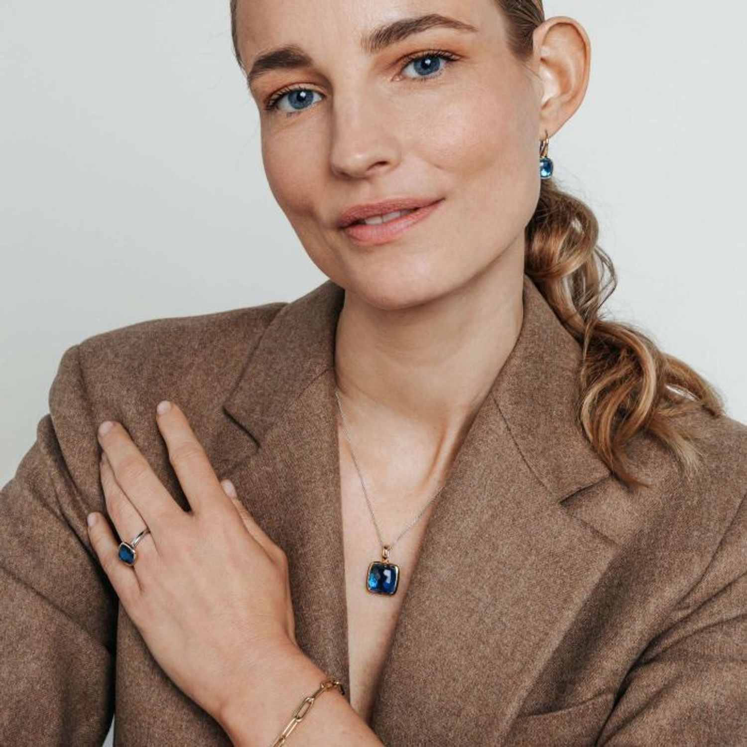 Naszyjnik srebrny TI SENTO 6836DB. Naszyjnik TI SENTO 6836DB to wyrafinowana ozdoba, która doda koloru i elegancji każdej stylizacji. Wykonany z wysokiej jakości srebra próby 925, 1.jpg