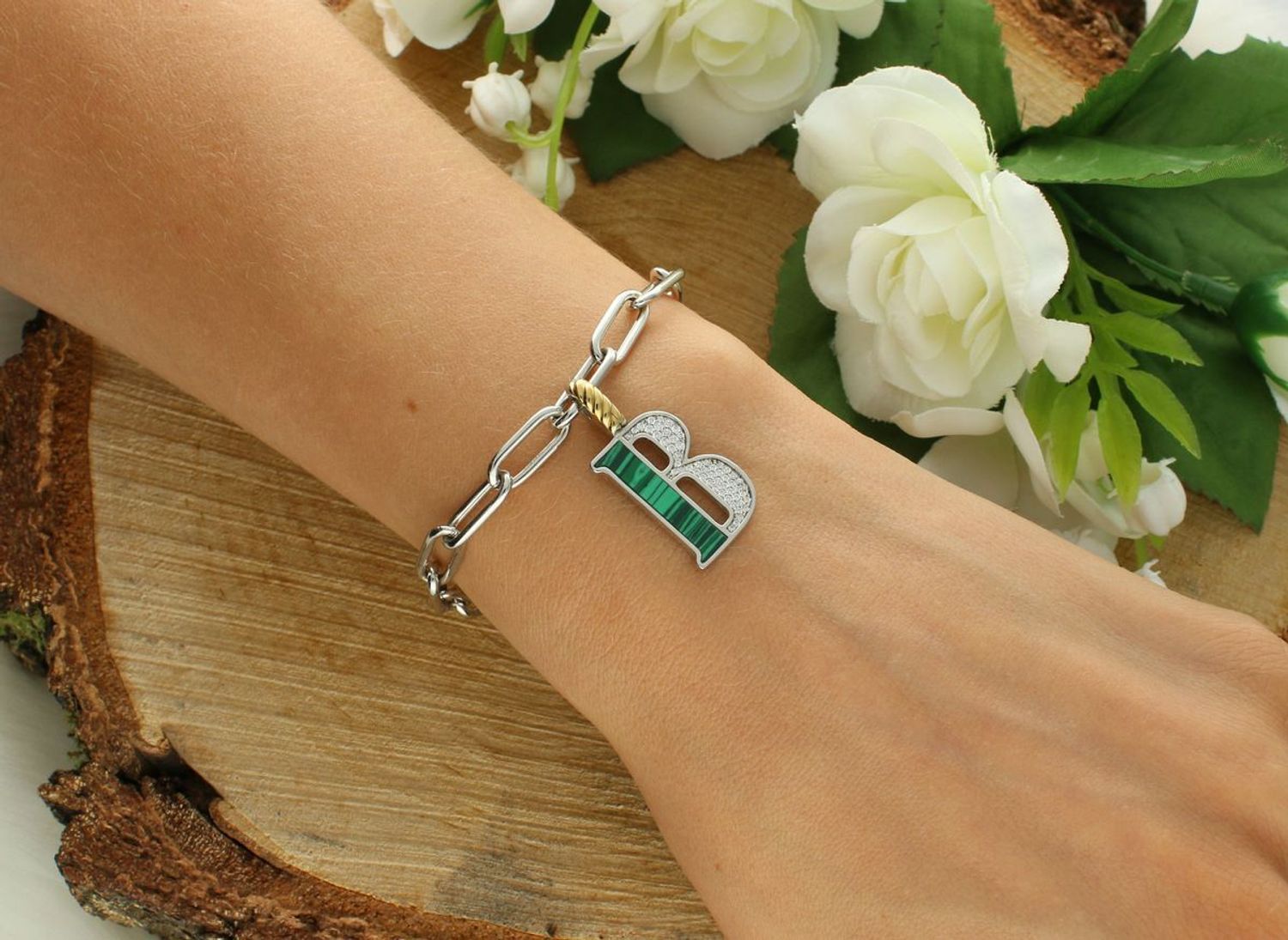 Naszyjnik srebrny damski z literą B TI SENTO zawieszka 6840MA_B. Wyjątkowa biżuteria marki TI SENTO, to luksusowe dodatki, które uszczęśliwią każdą kobietę. Naszyjnik z Twoim inicjałem..jpg