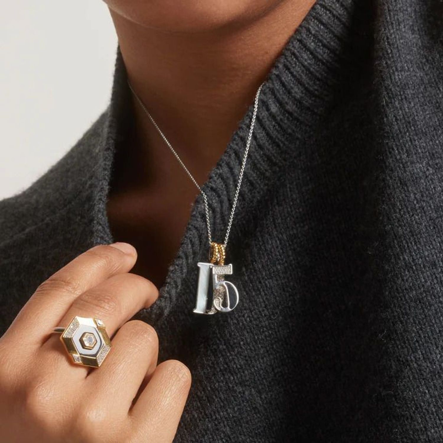 Naszyjnik srebrny damski z literą I TI SENTO zawieszka 6840MA_I Wyjątkowa biżuteria marki TI SENTO, to luksusowe dodatki, które uszczęśliwią każdą kobietę. Naszyjnik z Twoim inicjałem..jpg