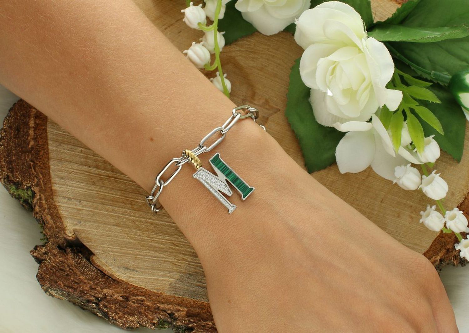 Naszyjnik srebrny damski z literą M TI SENTO zawieszka 6840MA_M.  Wyjątkowa biżuteria marki TI SENTO, to luksusowe dodatki, które uszczęśliwią każdą kobietę. Naszyjnik z Twoim inicjałem..jpg