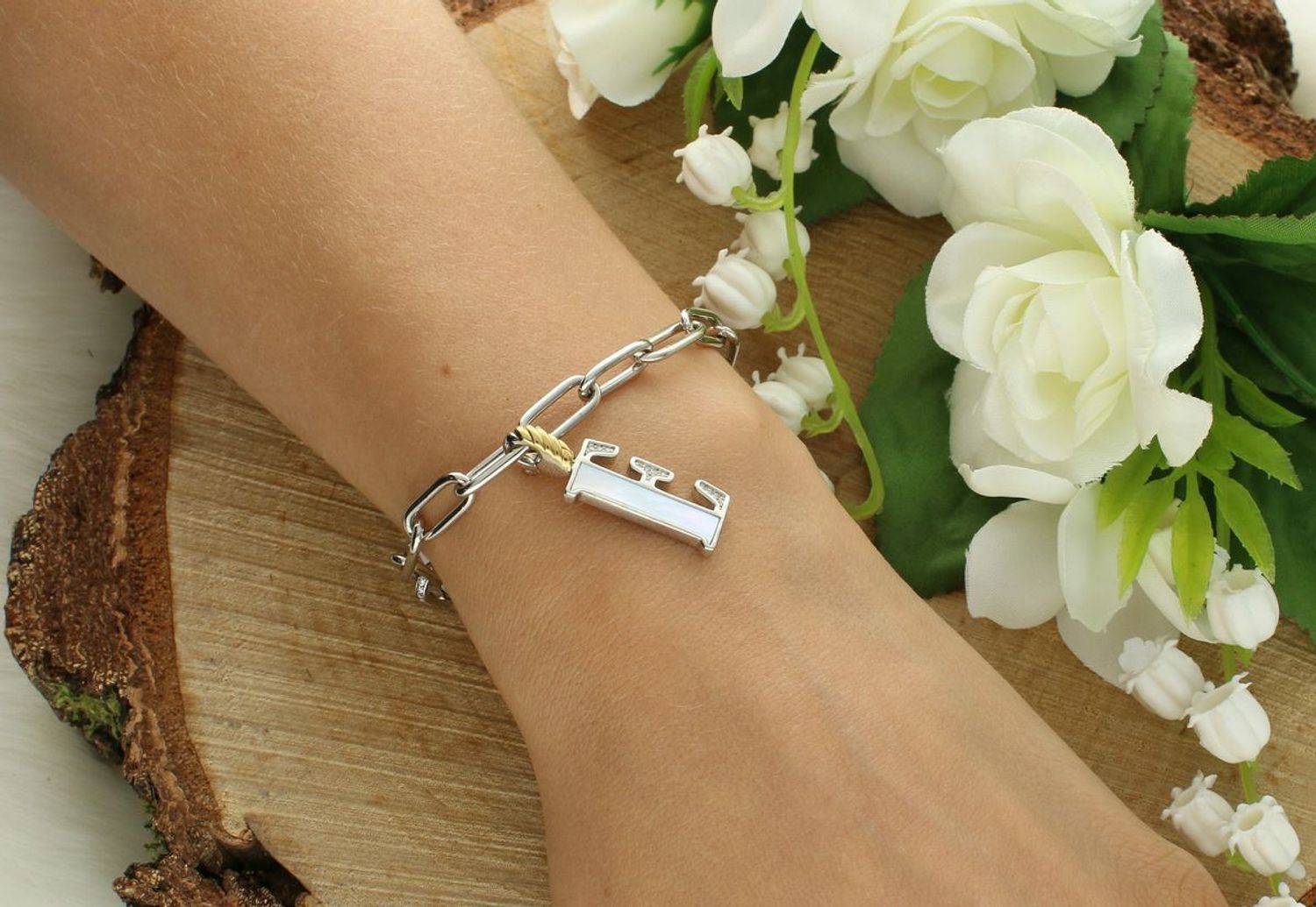 Naszyjnik srebrny damski z literą E TI SENTO zawieszka 6840MW_E Wyjątkowa biżuteria marki TI SENTO, to luksusowe dodatki, które uszczęśliwią każdą kobietę. Naszyjnik z Twoim inicjałem..jpg