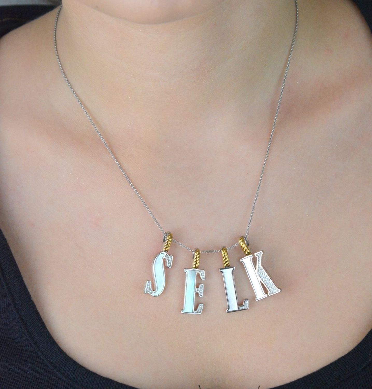Naszyjnik srebrny damski z literą K TI SENTO zawieszka 6840MW_K Wyjątkowa biżuteria marki TI SENTO, to luksusowe dodatki, które uszczęśliwią każdą kobietę. Naszyjnik z Twoim inicjałem..jpg
