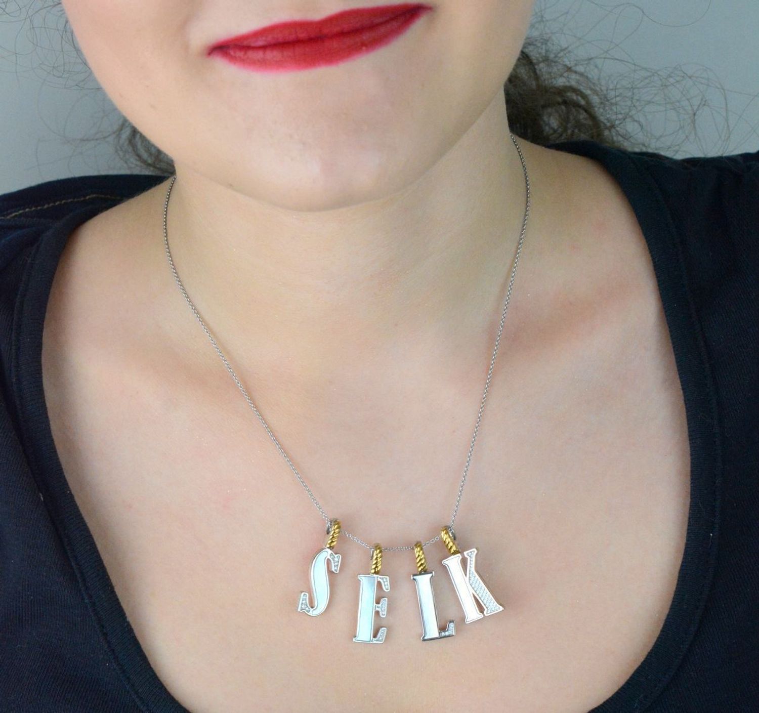 Naszyjnik srebrny damski z literą K TI SENTO zawieszka 6840MW_K Wyjątkowa biżuteria marki TI SENTO, to luksusowe dodatki, które uszczęśliwią każdą kobietę. Naszyjnik z Twoim inicjałem..jpg
