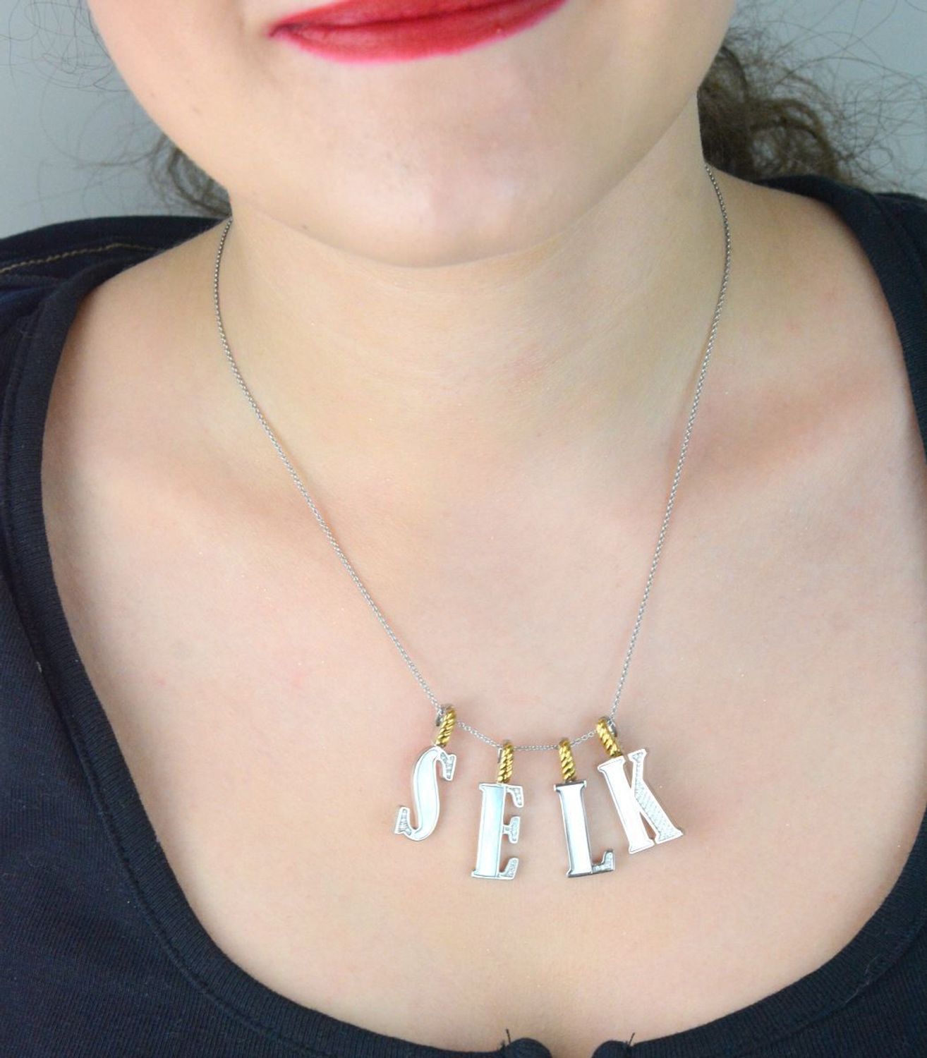Naszyjnik srebrny damski z literą S TI SENTO zawieszka 6840MW_L Wyjątkowa biżuteria marki TI SENTO, to luksusowe dodatki, które uszczęśliwią każdą kobietę. Naszyjnik z Twoim inicjałem..jpg