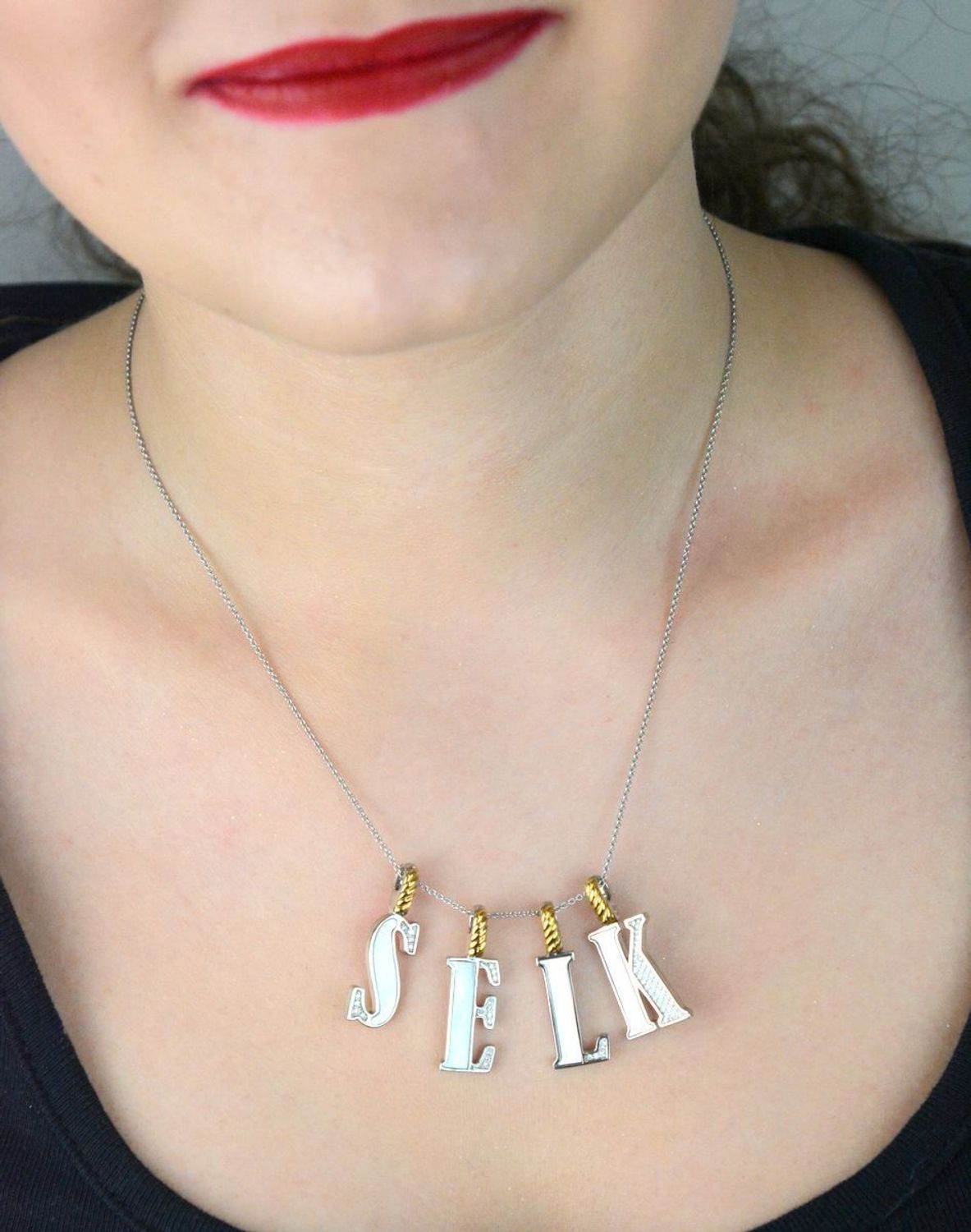 Naszyjnik srebrny damski z literą S TI SENTO zawieszka 6840MW_L Wyjątkowa biżuteria marki TI SENTO, to luksusowe dodatki, które uszczęśliwią każdą kobietę. Naszyjnik z Twoim inicjałem..jpg