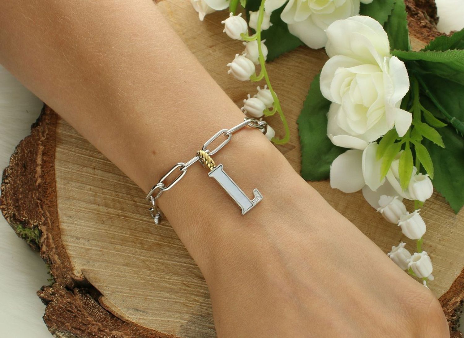 Naszyjnik srebrny damski z literą S TI SENTO zawieszka 6840MW_L Wyjątkowa biżuteria marki TI SENTO, to luksusowe dodatki, które uszczęśliwią każdą kobietę. Naszyjnik z Twoim inicjałem..jpg