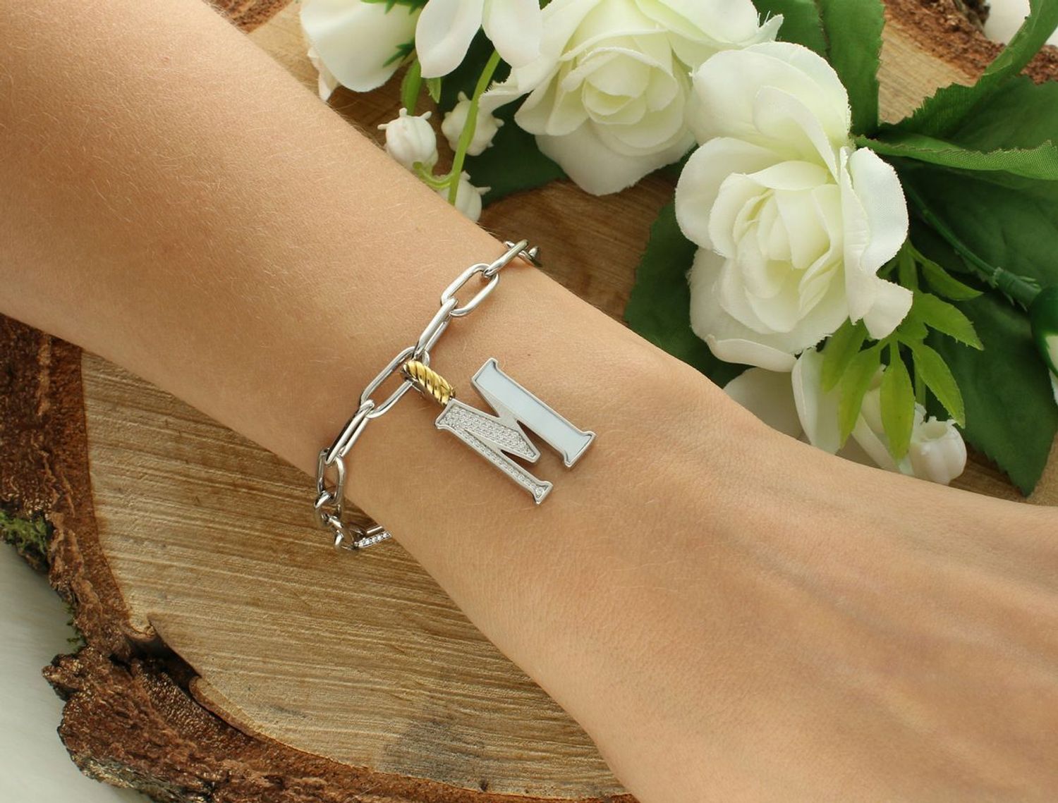 Naszyjnik srebrny damski z literą M TI SENTO zawieszka 6840MW_M  Zawieszka w kształcie litery M  Wyjątkowa biżuteria marki TI SENTO, to luksusowe dodatki, które uszczęśliwią każdą kobietę. Naszyjnik z Twoim inicjałem..jpg