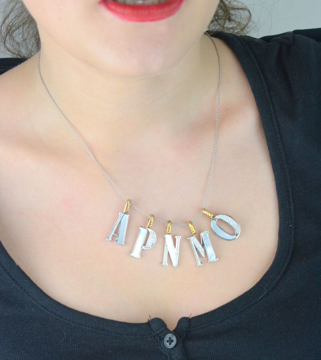 Naszyjnik srebrny damski z literą M TI SENTO zawieszka 6840MW_M  Zawieszka w kształcie litery M  Wyjątkowa biżuteria marki TI SENTO, to luksusowe dodatki, które uszczęśliwią każdą kobietę. Naszyjnik z Twoim inicjałem..jpg